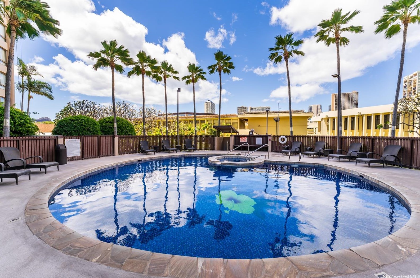 581 Kamoku St, Honolulu HI  96826-5200 exterior