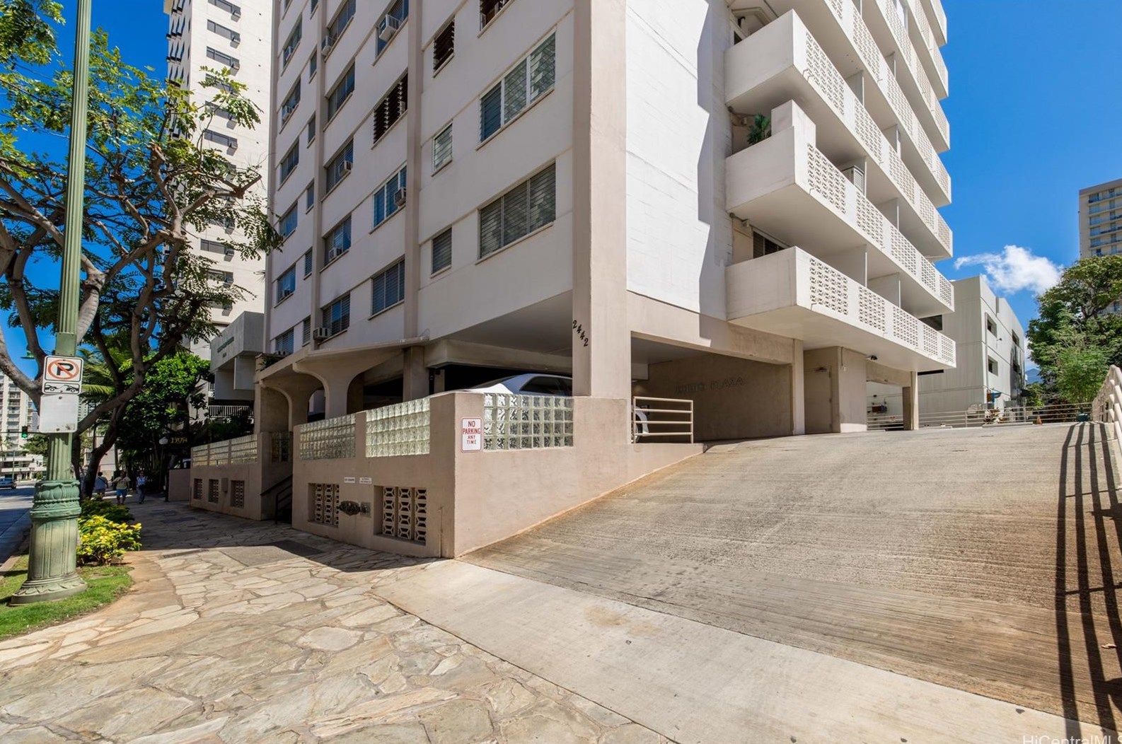 2442 Kuhio Ave, Honolulu HI  96815-3335 exterior