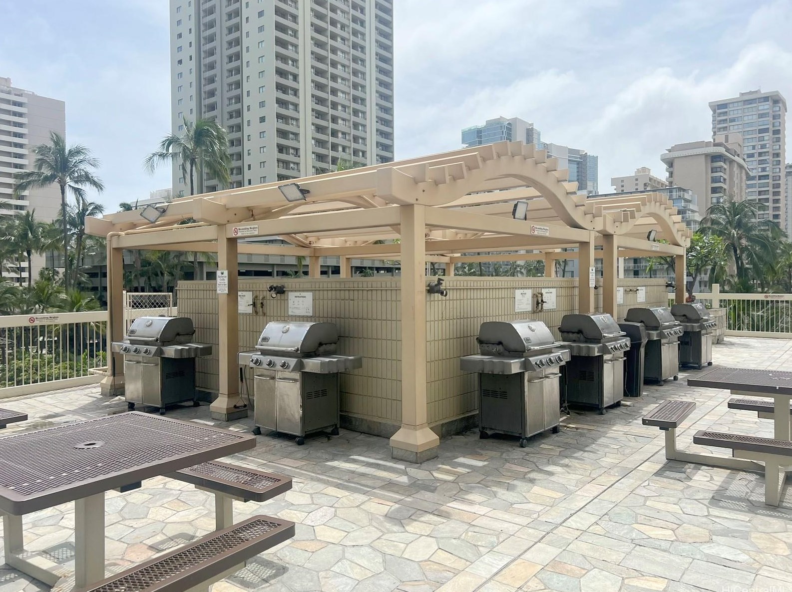 445 Seaside Ave, Honolulu HI  96815-2640 exterior