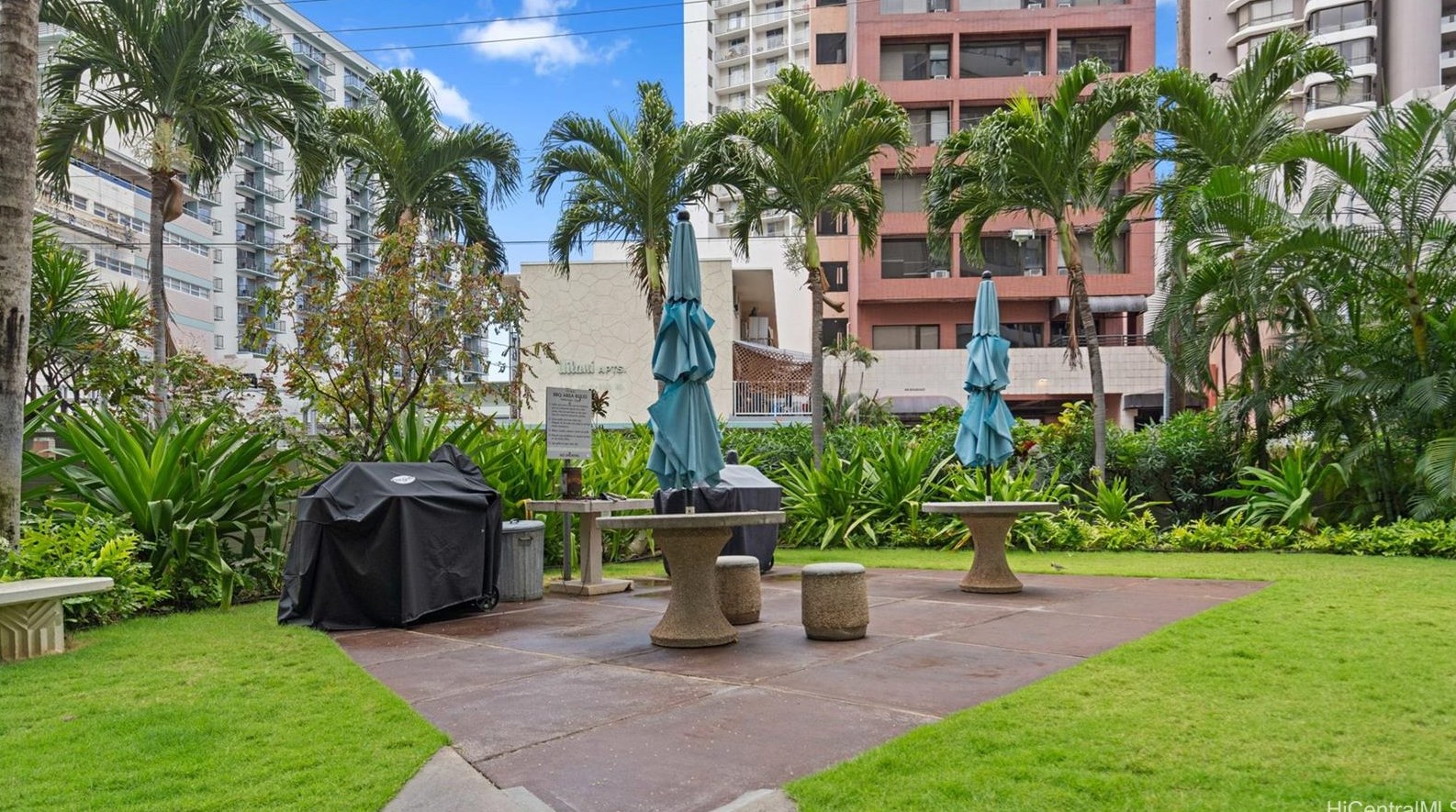 425 Ena Rd, Honolulu HI  96815-1735 exterior