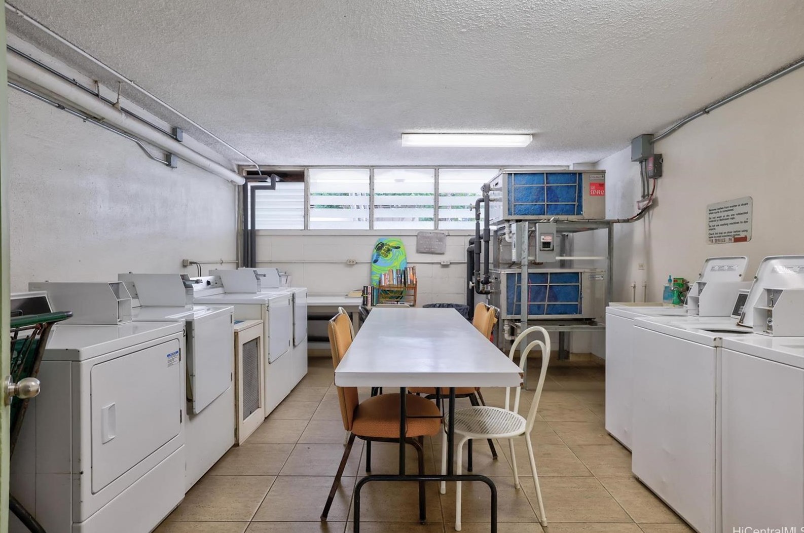 411 Kaiolu St, Honolulu HI 96815-2222 exterior