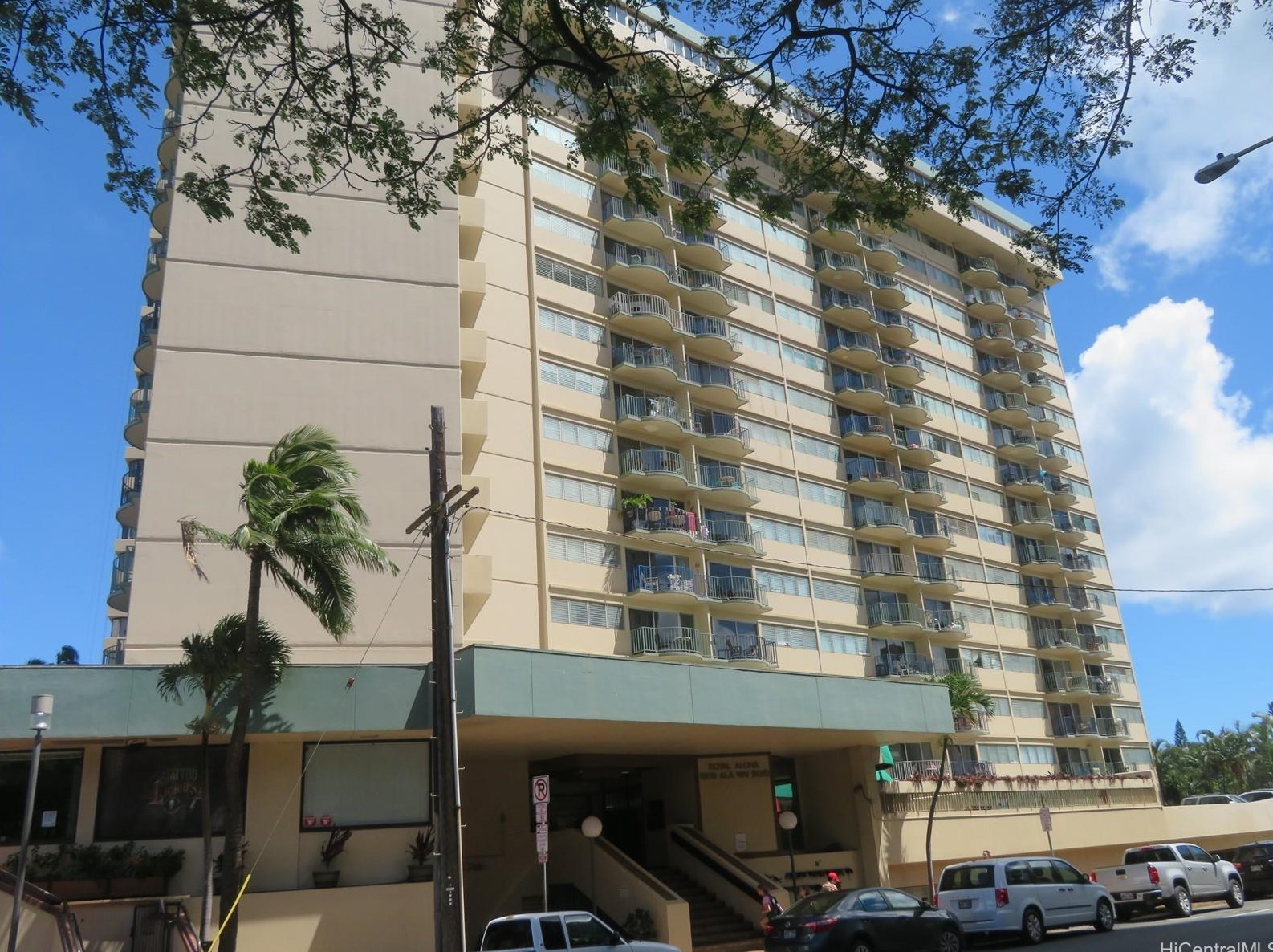 1909 Ala Wai Blvd, Honolulu HI  96815-1817 exterior