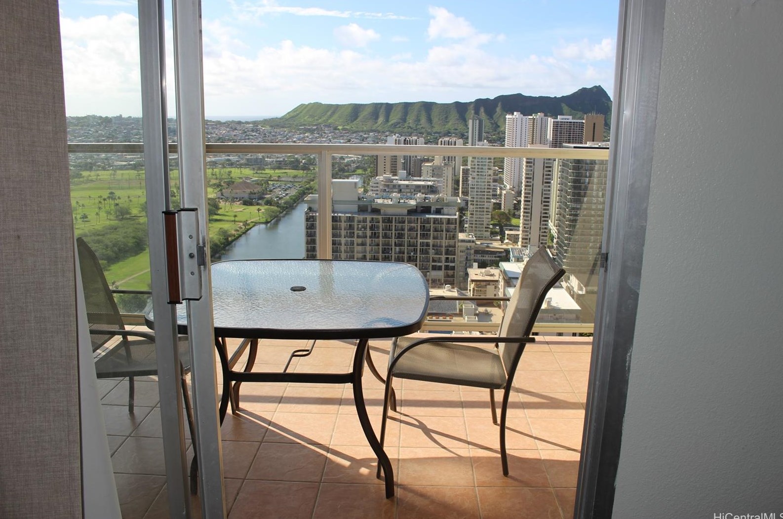 445 Seaside Ave, Honolulu HI  96815-2640 exterior