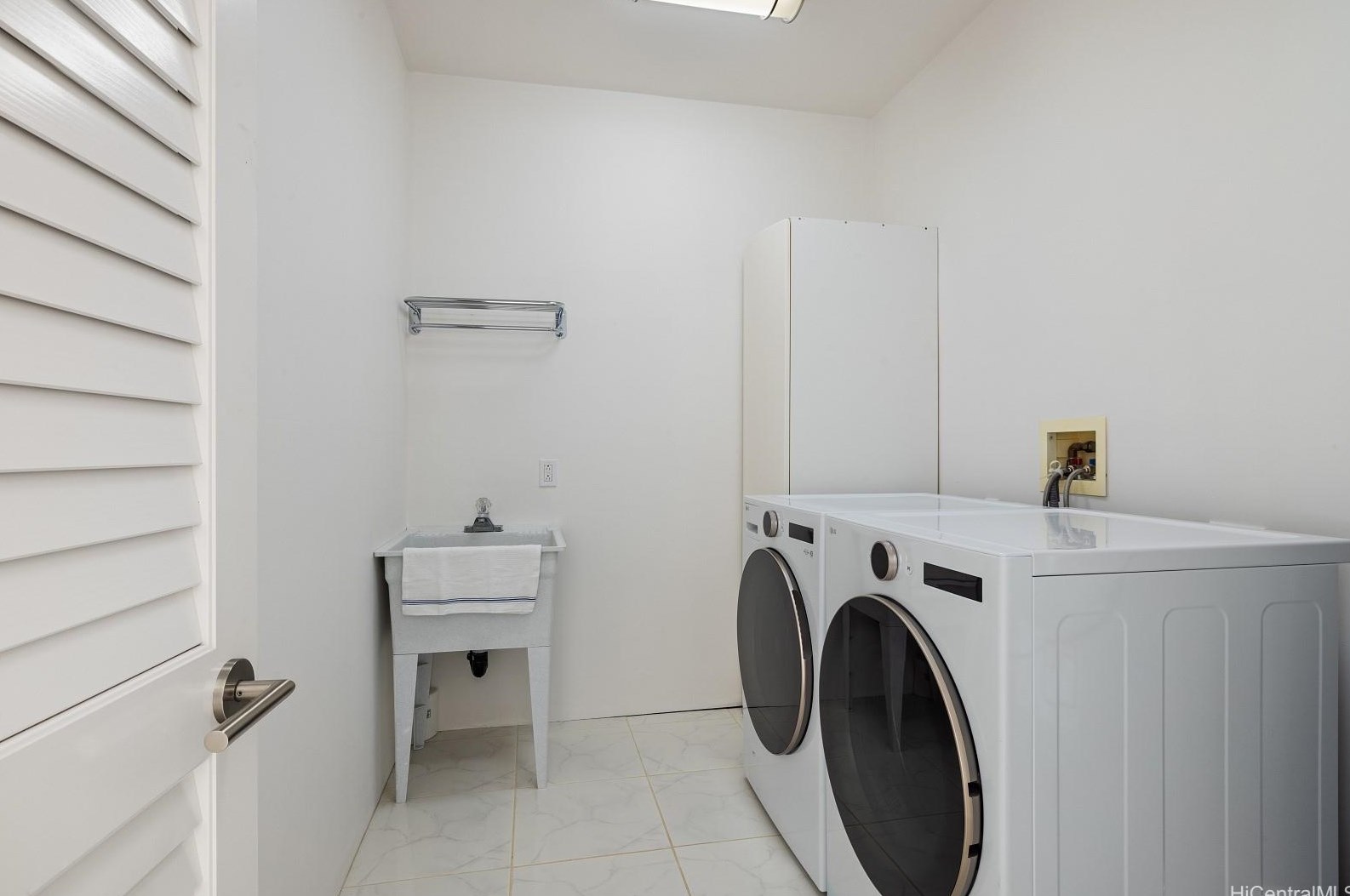 875 Ikena Cir, Honolulu HI  96821-2552 exterior