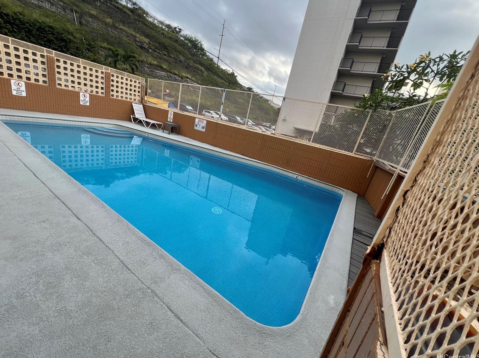 801 Ala Nioi Pl, Honolulu HI  96818-3056 exterior