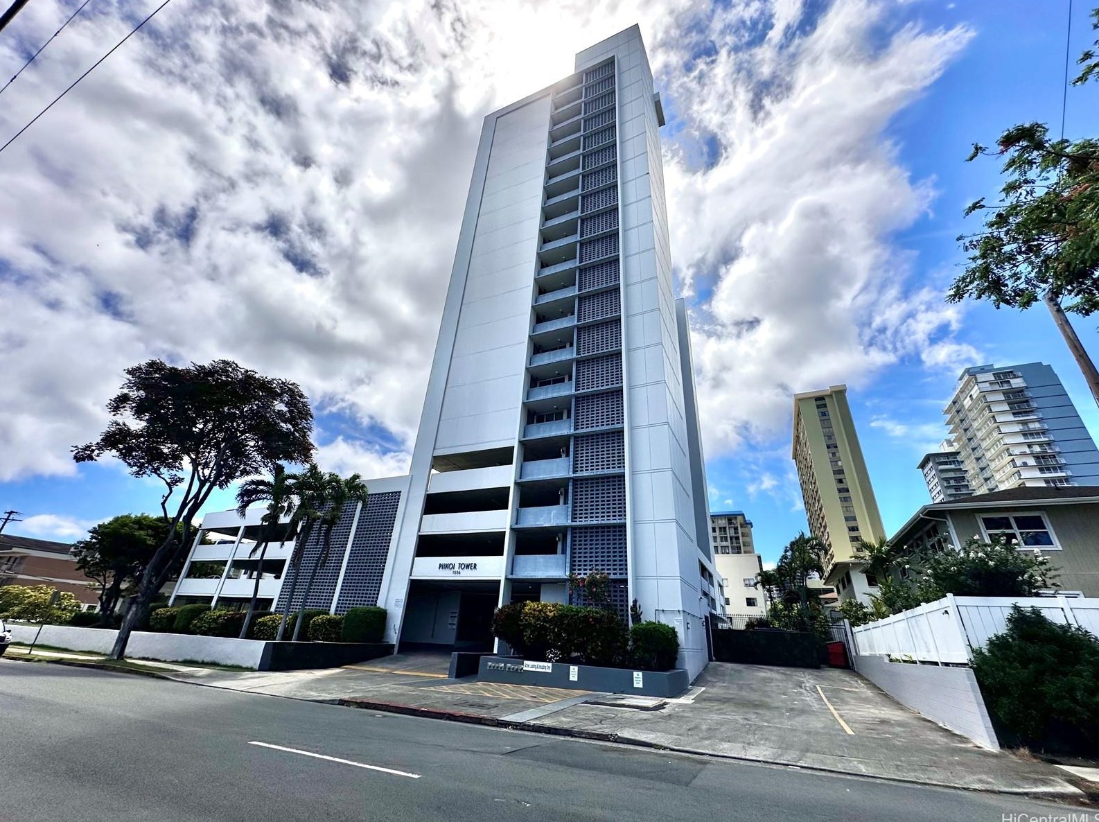 1556 Piikoi St, Honolulu HI  96822-4084 exterior