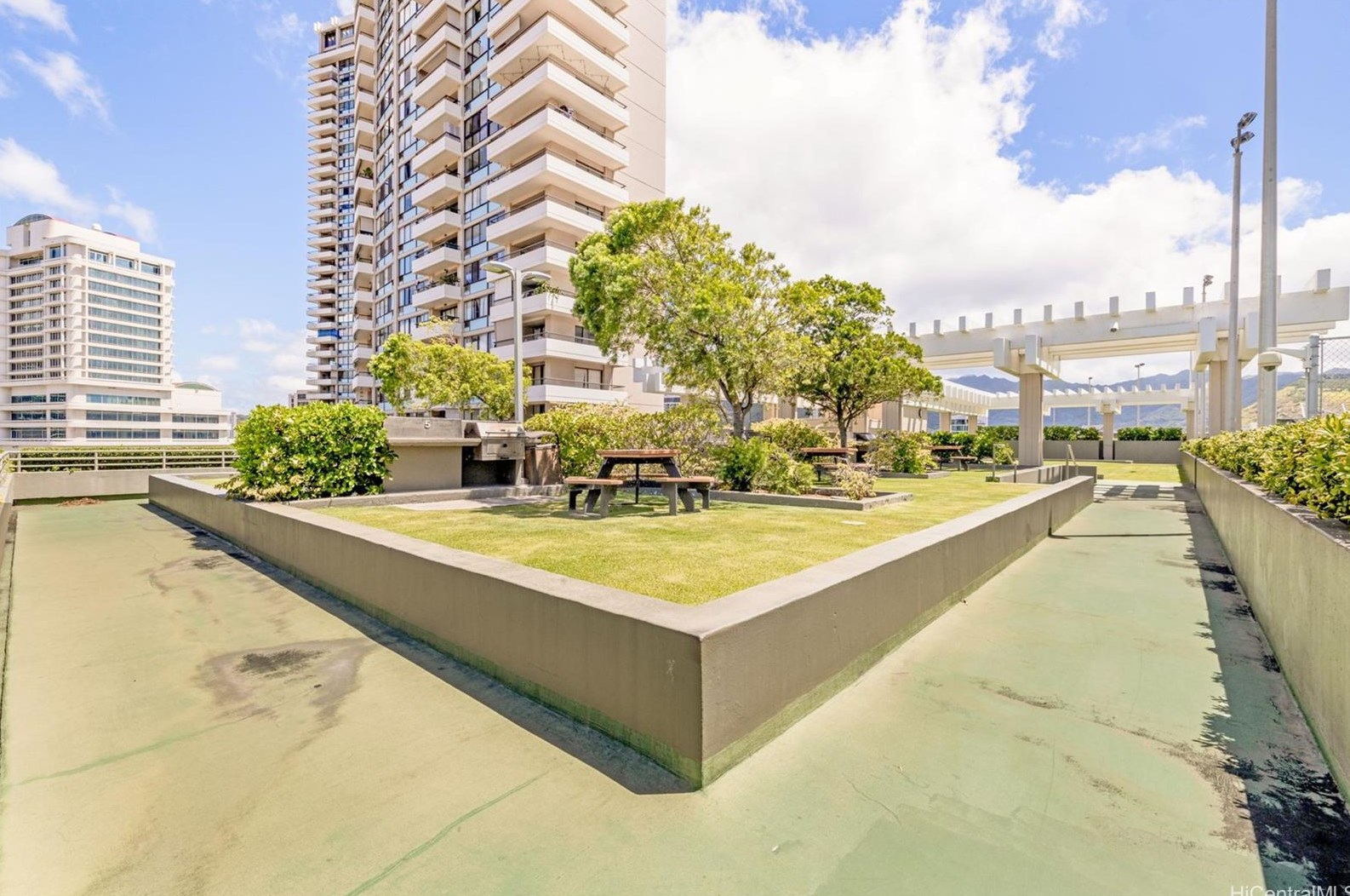 2333 Kapiolani Blvd, Honolulu HI  96826-4485 exterior