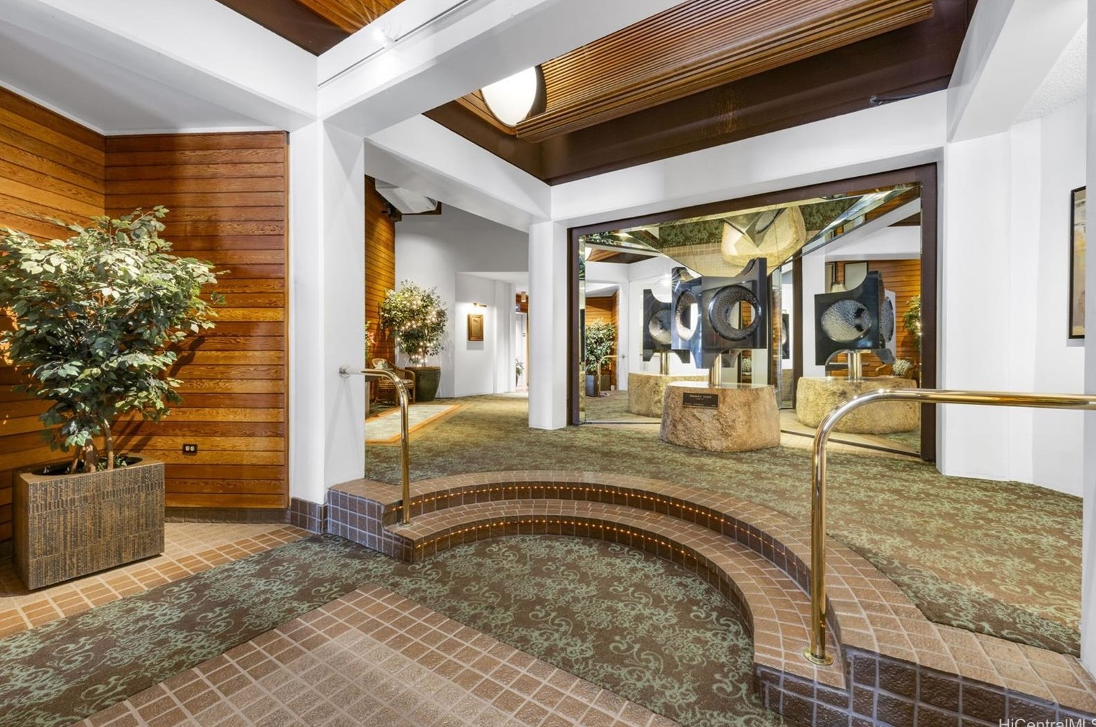 1221 Victoria St, Honolulu HI  96814-1430 exterior