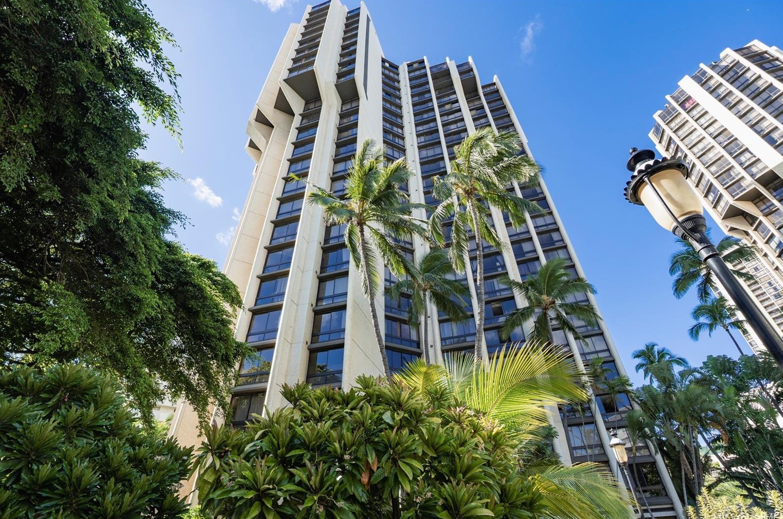 300 Wai Nani Way, Honolulu HI  96815-3961 exterior