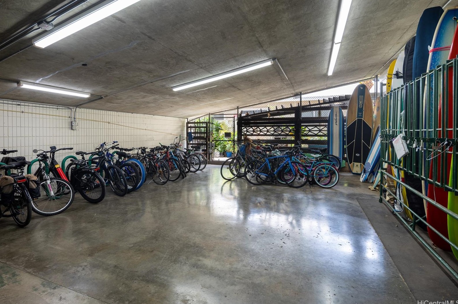 2421 Tusitala St, Honolulu HI 96815-3151 exterior