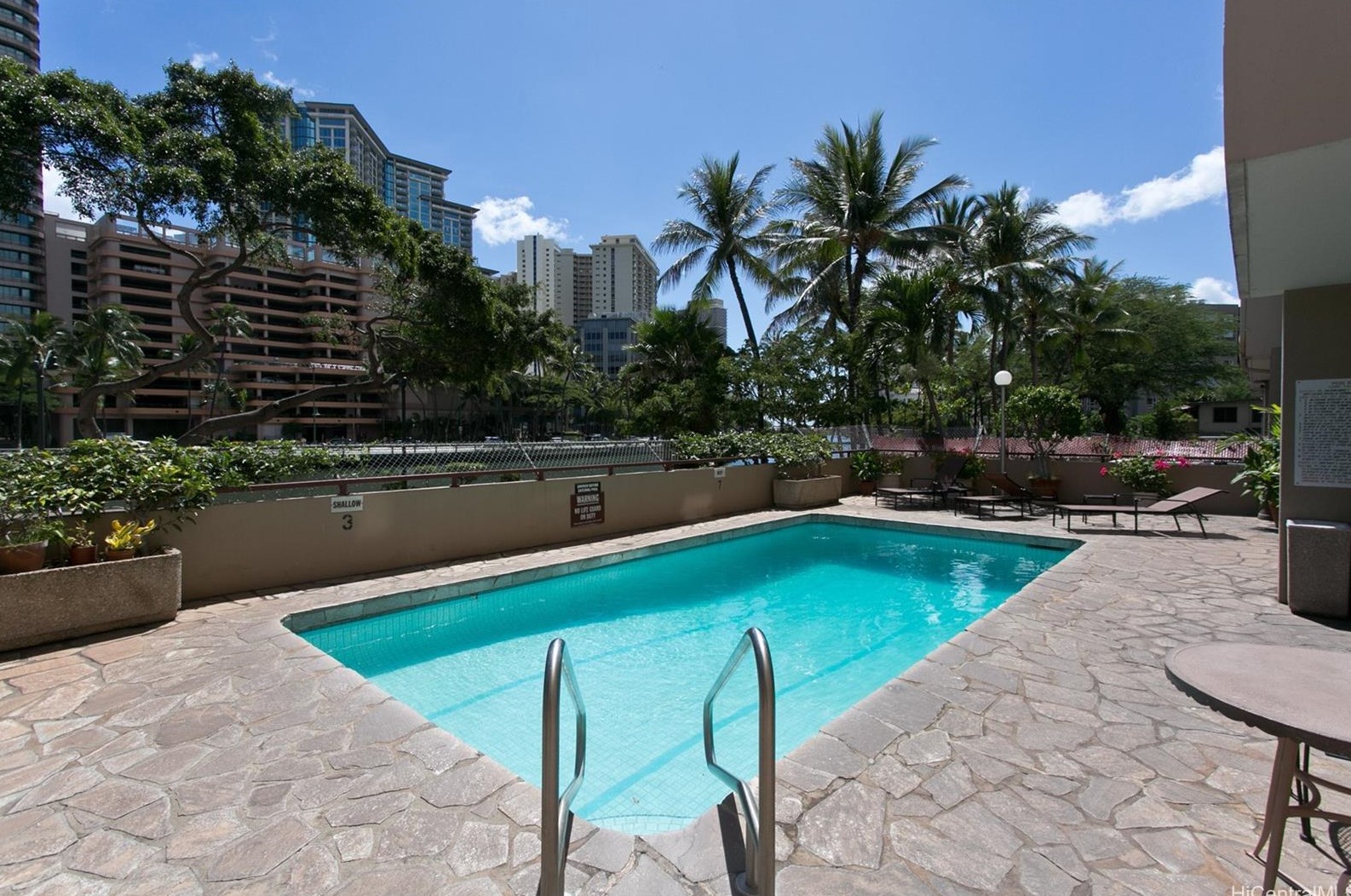 620 Mccully St, Honolulu HI  96826-3972 exterior