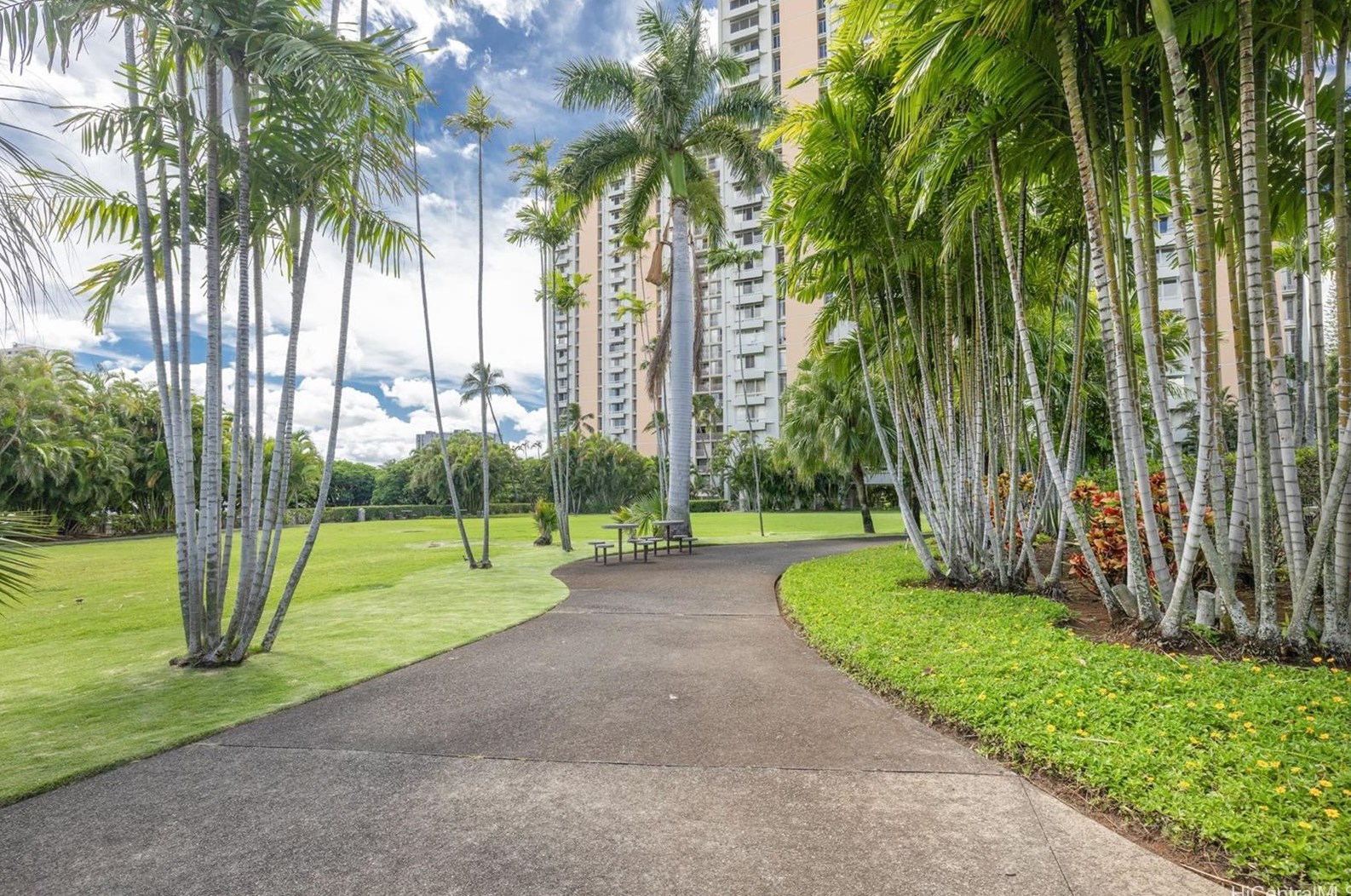 1511 Nuuanu Ave, Honolulu HI  96817-3756 exterior