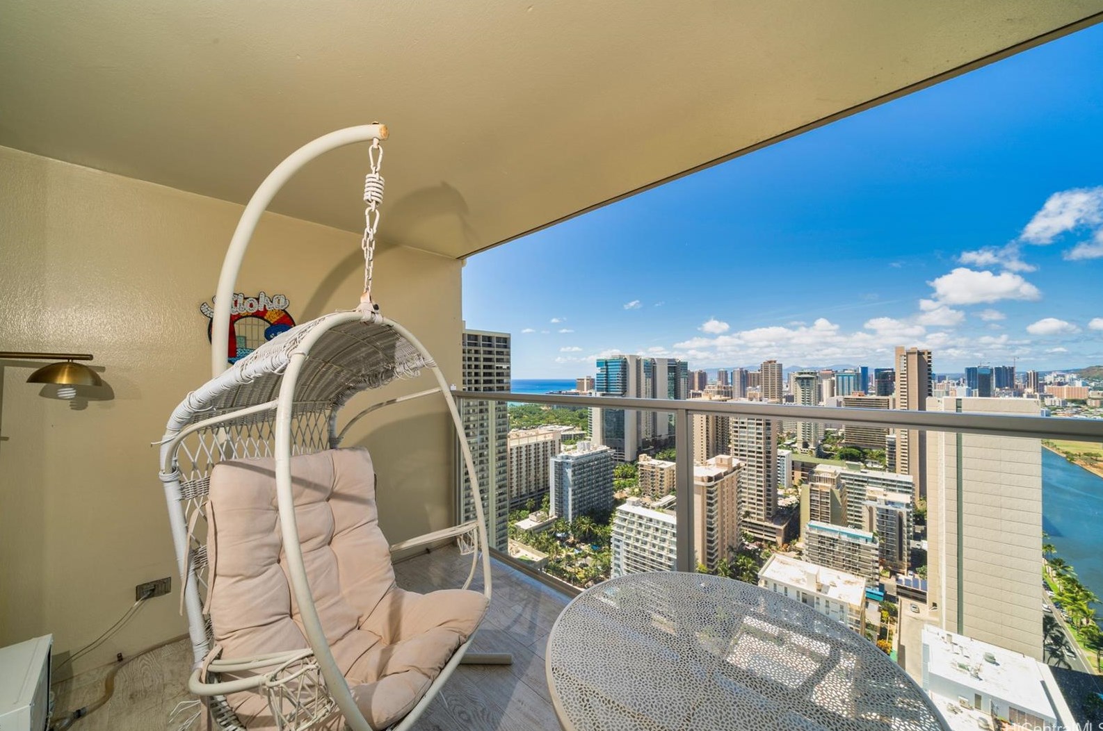445 Seaside Ave, Honolulu HI  96815-2640 exterior