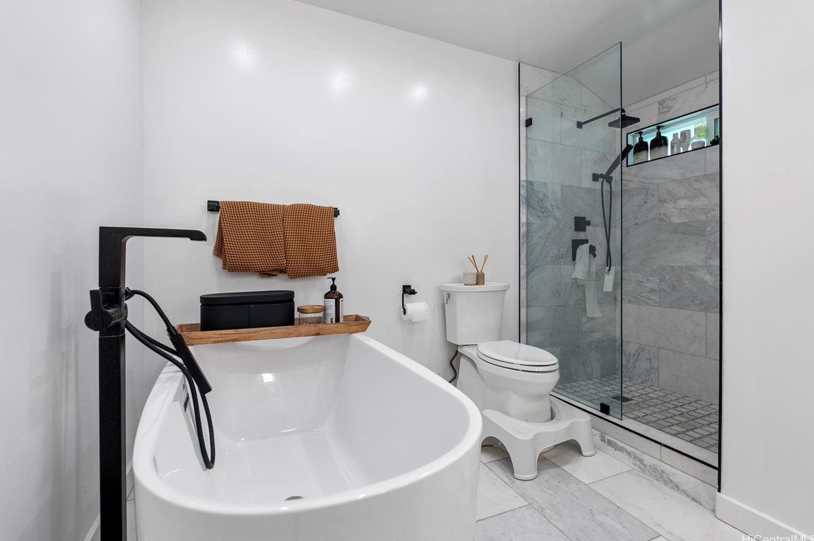 5001 Poola St, Honolulu HI  96821-1561 exterior