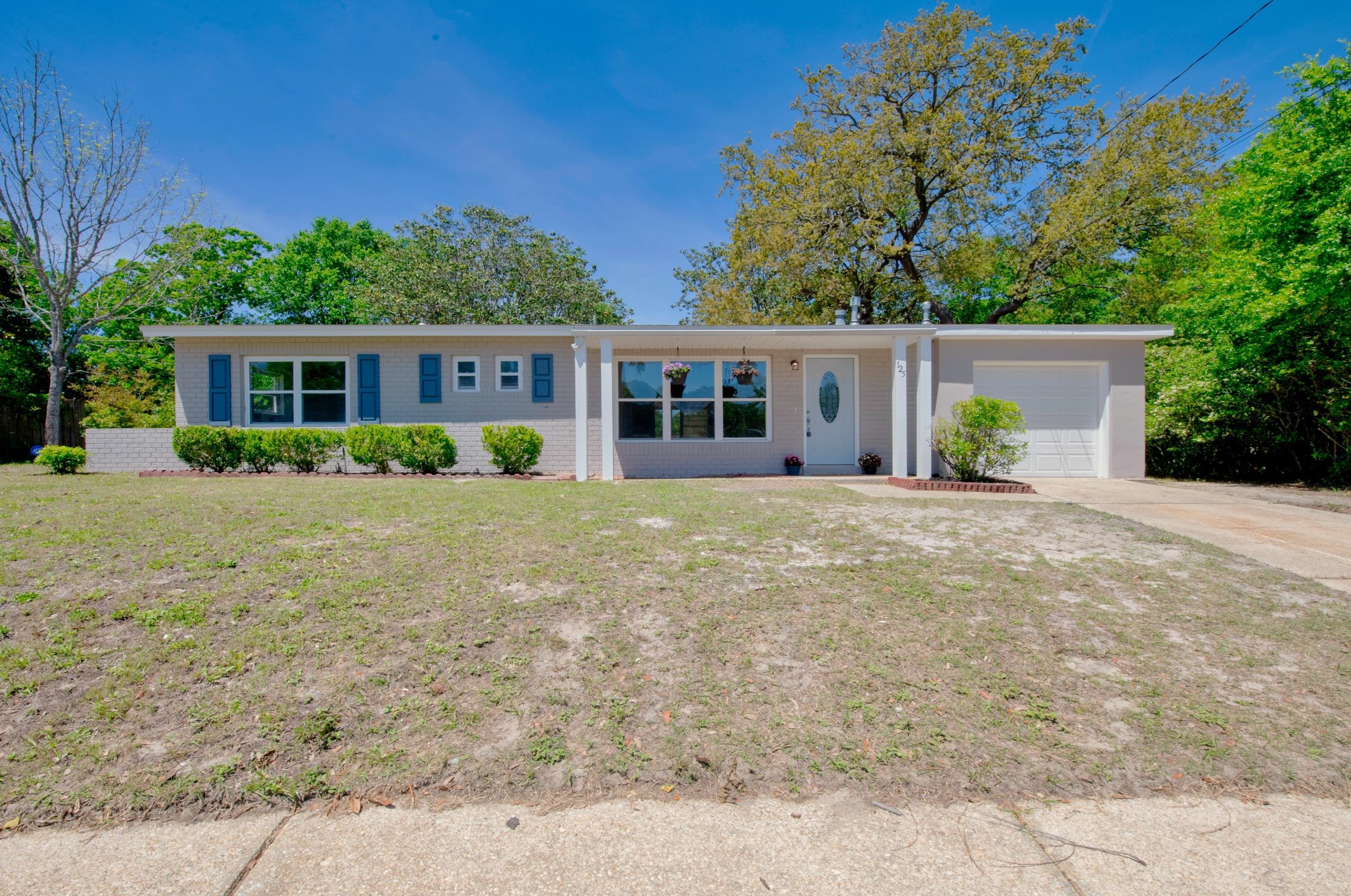 125 Terry Cir, Mary Esther FL  32569-1850 exterior