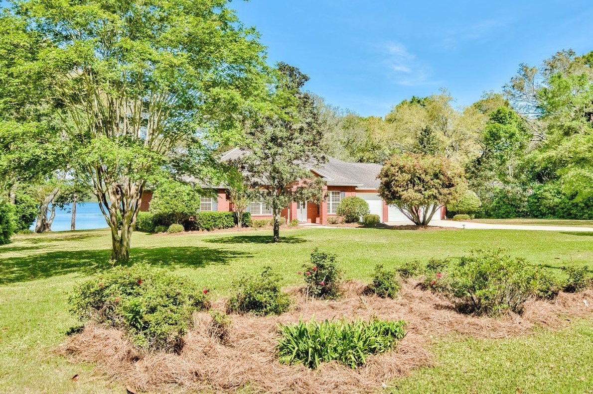35 Longwood Dr, Shalimar, FL 32579