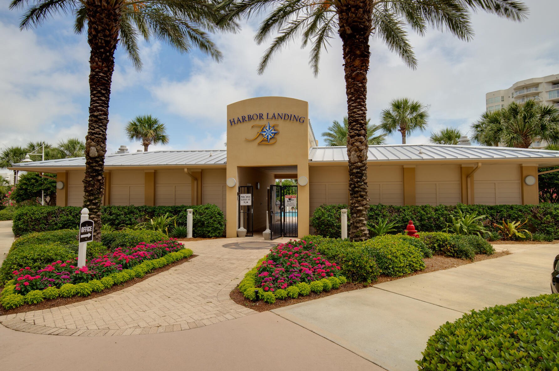 725 Gulf Shore Dr, Destin FL 32541-3220 exterior