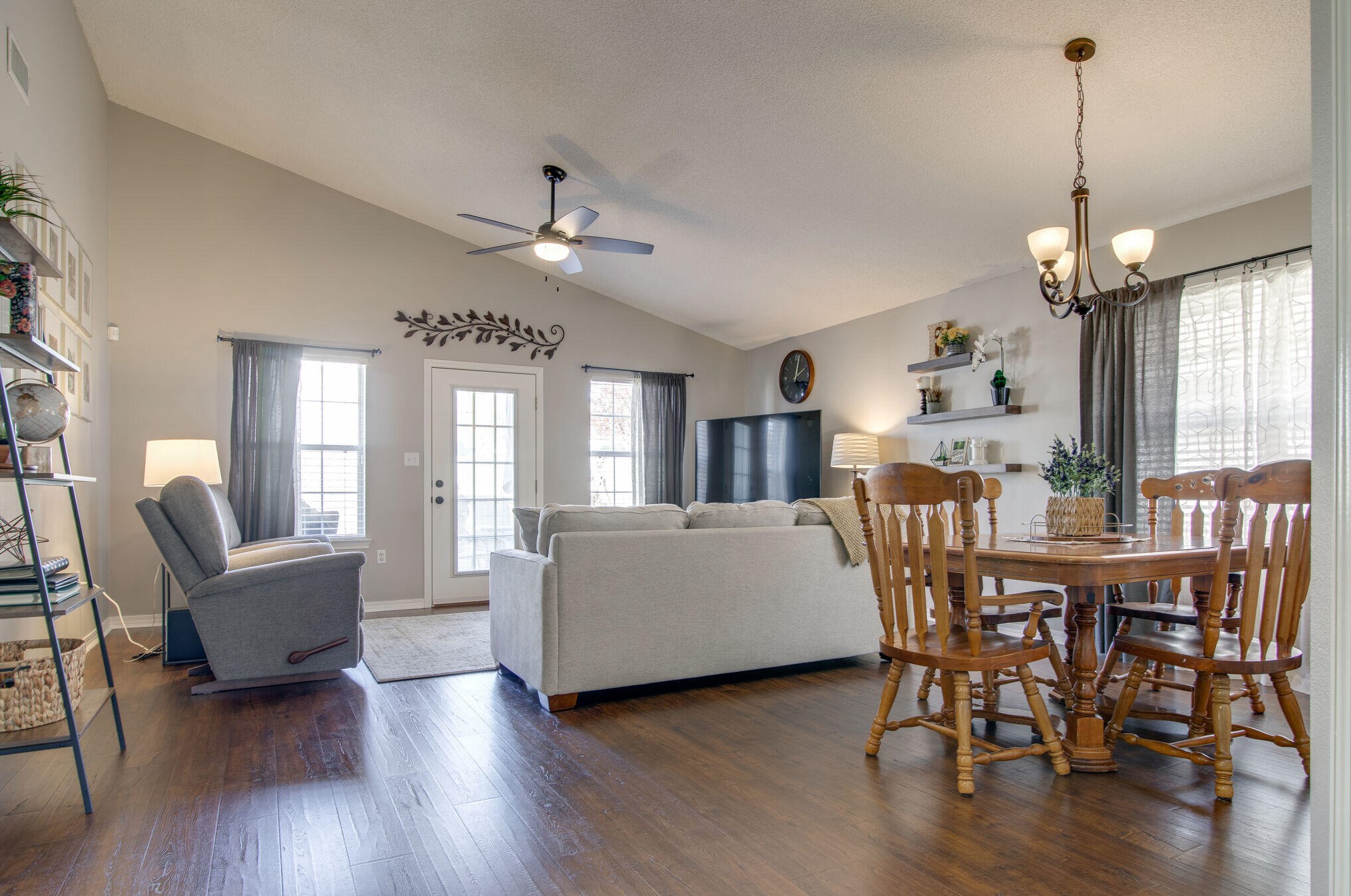 561 Rough Leaf Ln, Mary Esther FL  32569-2184 exterior