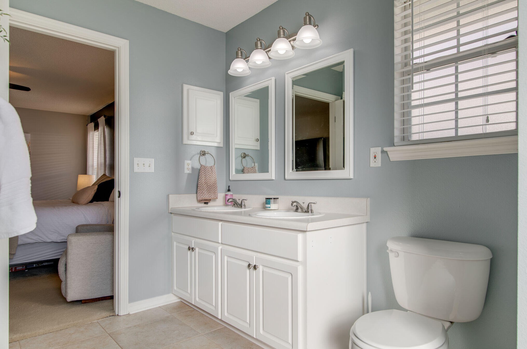 561 Rough Leaf Ln, Mary Esther FL  32569-2184 exterior