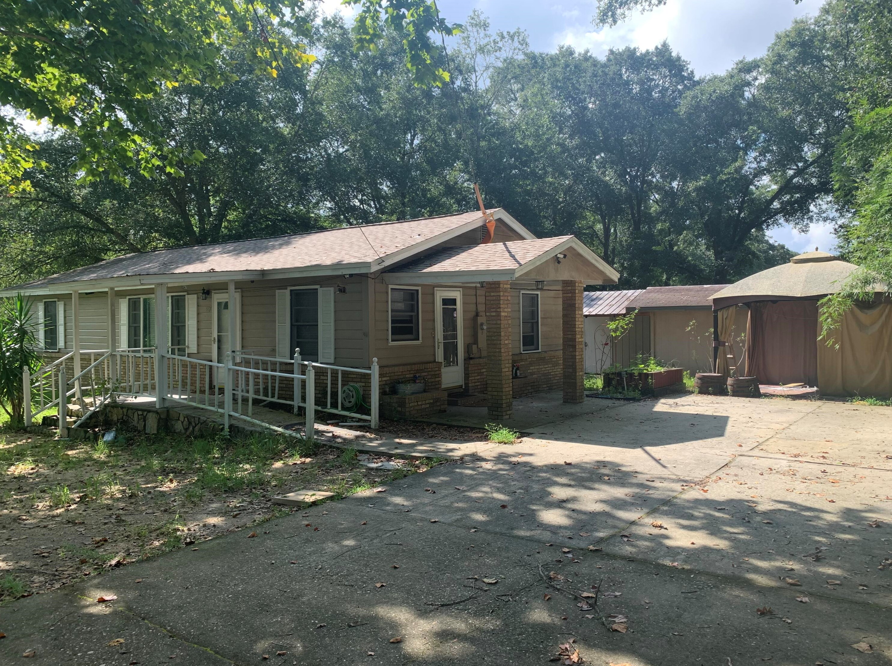 557 Robinson Ave, Crestview FL  32539-4623 exterior