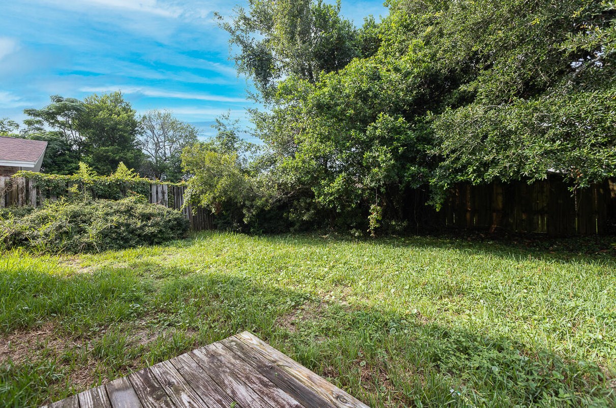 6 Lakeview Dr, Mary Esther FL  32569-1418 exterior