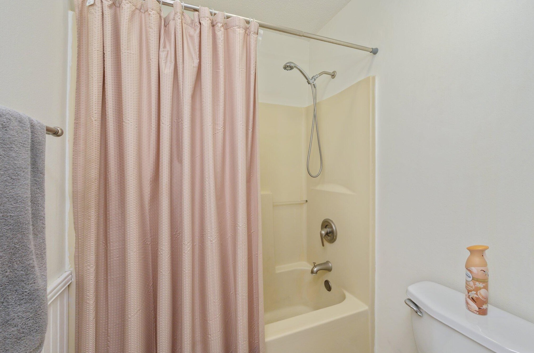 300 Woodland Park Cir, Mary Esther FL  32569-1572 exterior