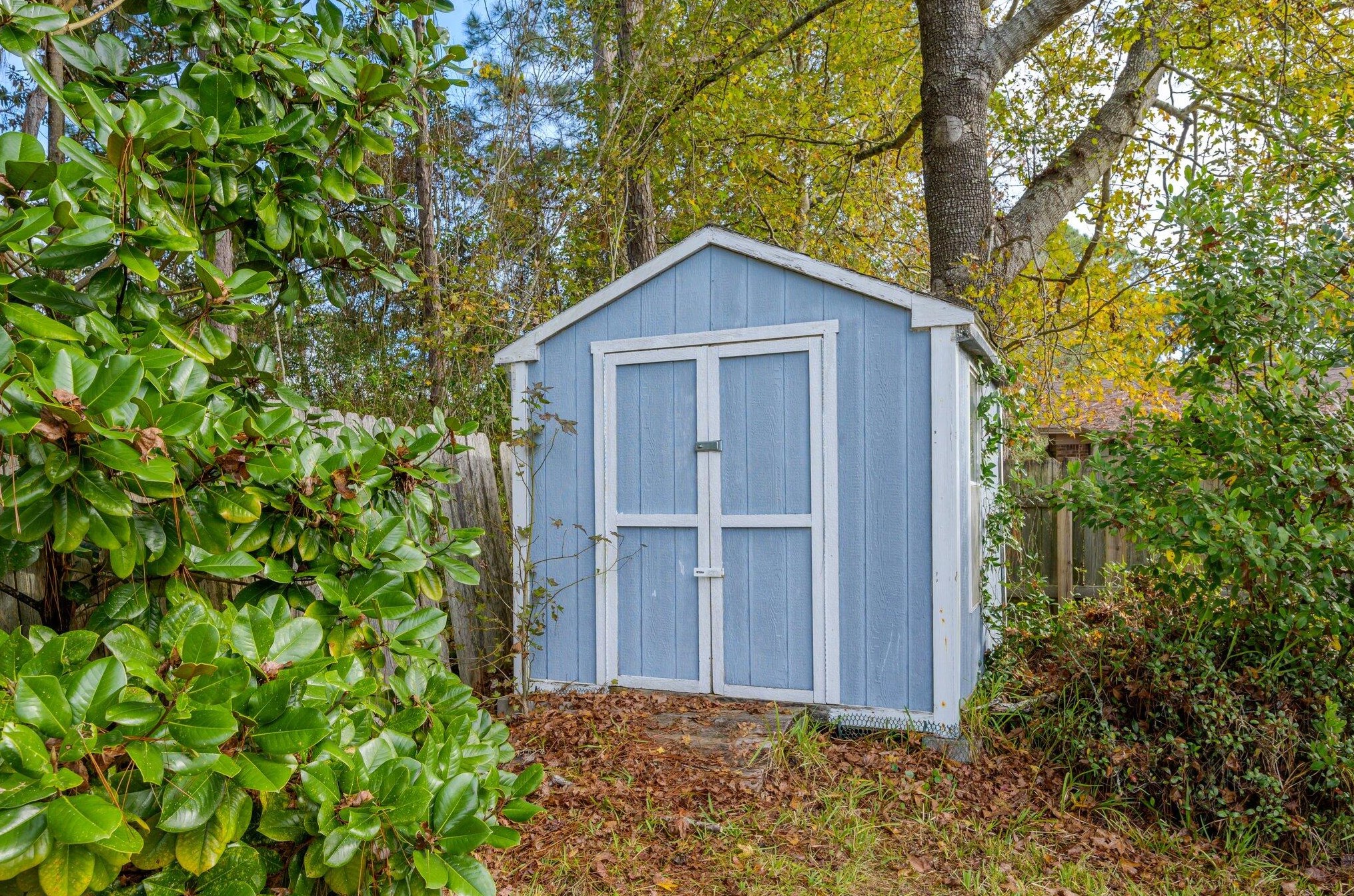 300 Woodland Park Cir, Mary Esther FL  32569-1572 exterior