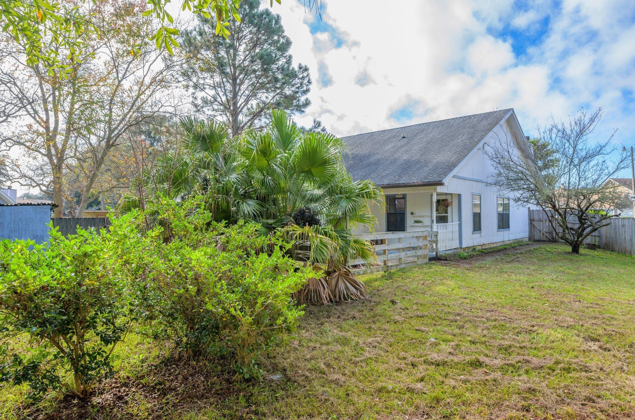 300 Woodland Park Cir, Mary Esther FL  32569-1572 exterior