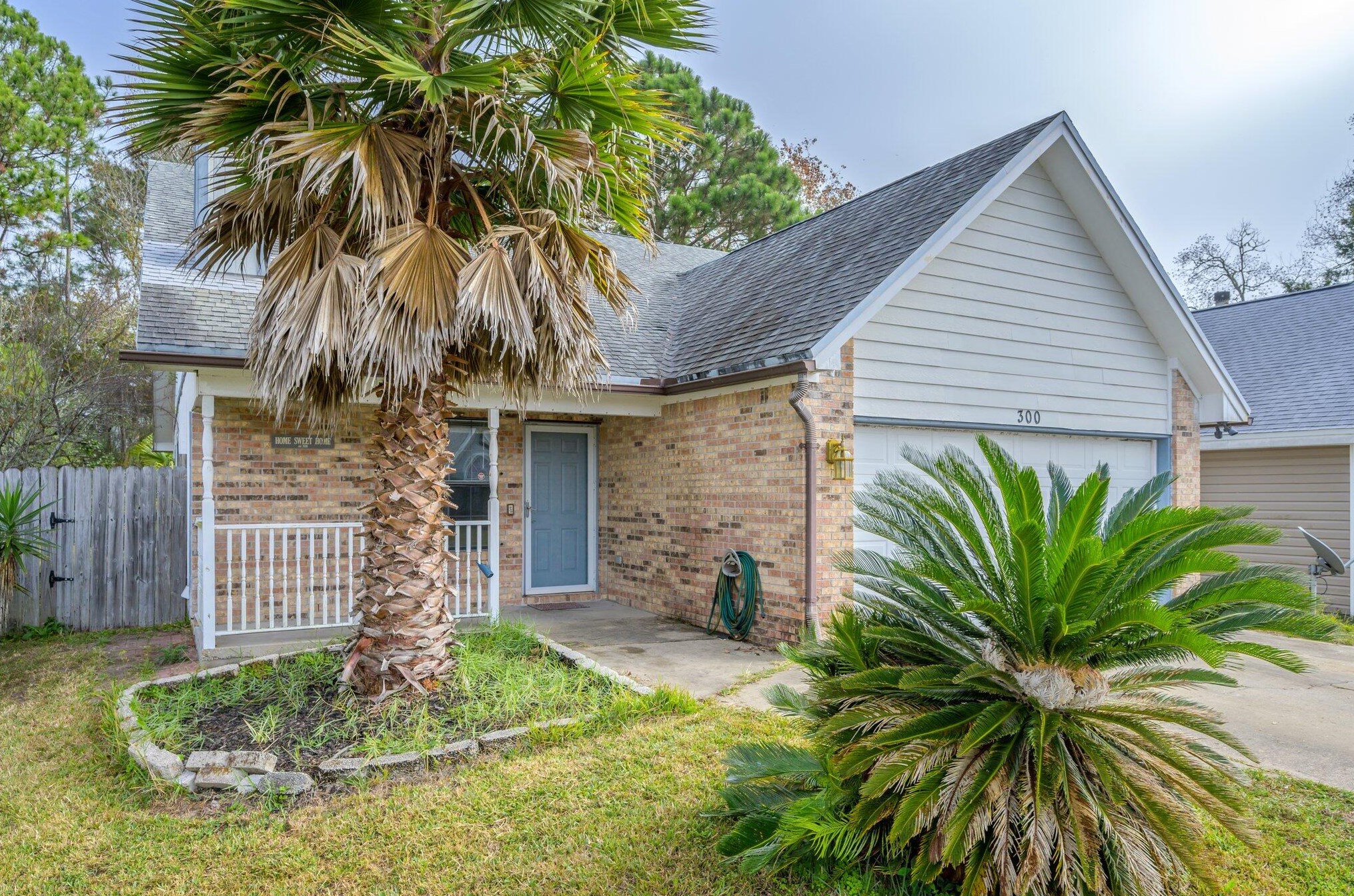 300 Woodland Park Cir, Mary Esther FL  32569-1572 exterior