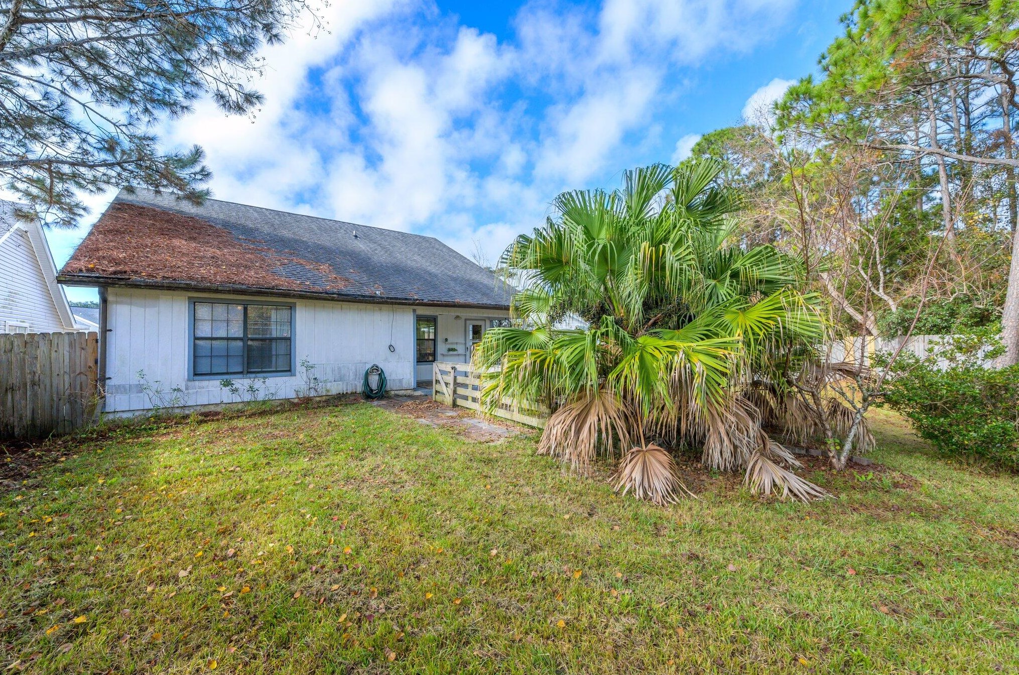 300 Woodland Park Cir, Mary Esther FL  32569-1572 exterior