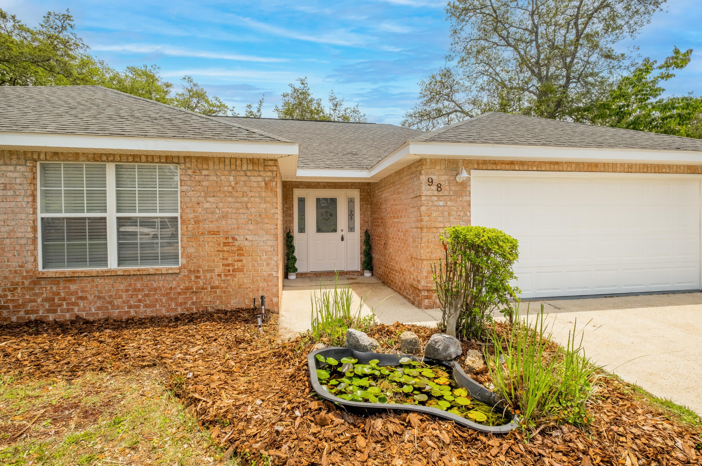 98 Point Comfort Rd, Mary Esther FL  32569-2096 exterior