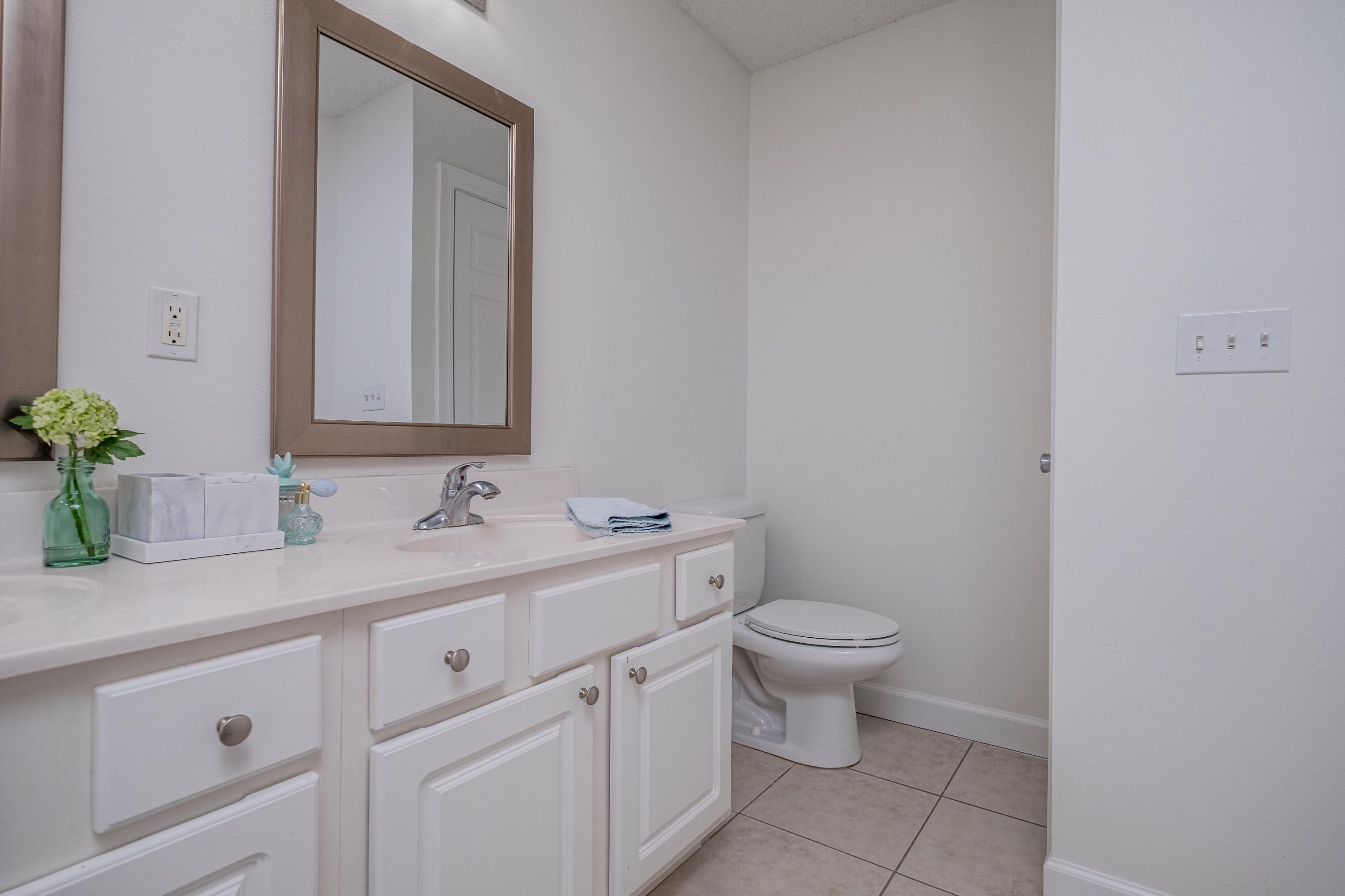 98 Point Comfort Rd, Mary Esther FL  32569-2096 exterior