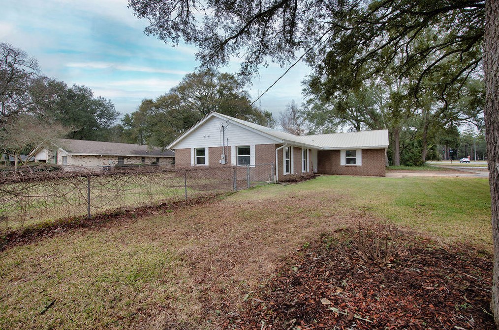 835 Palm Blvd, Niceville FL  32578-1256 exterior