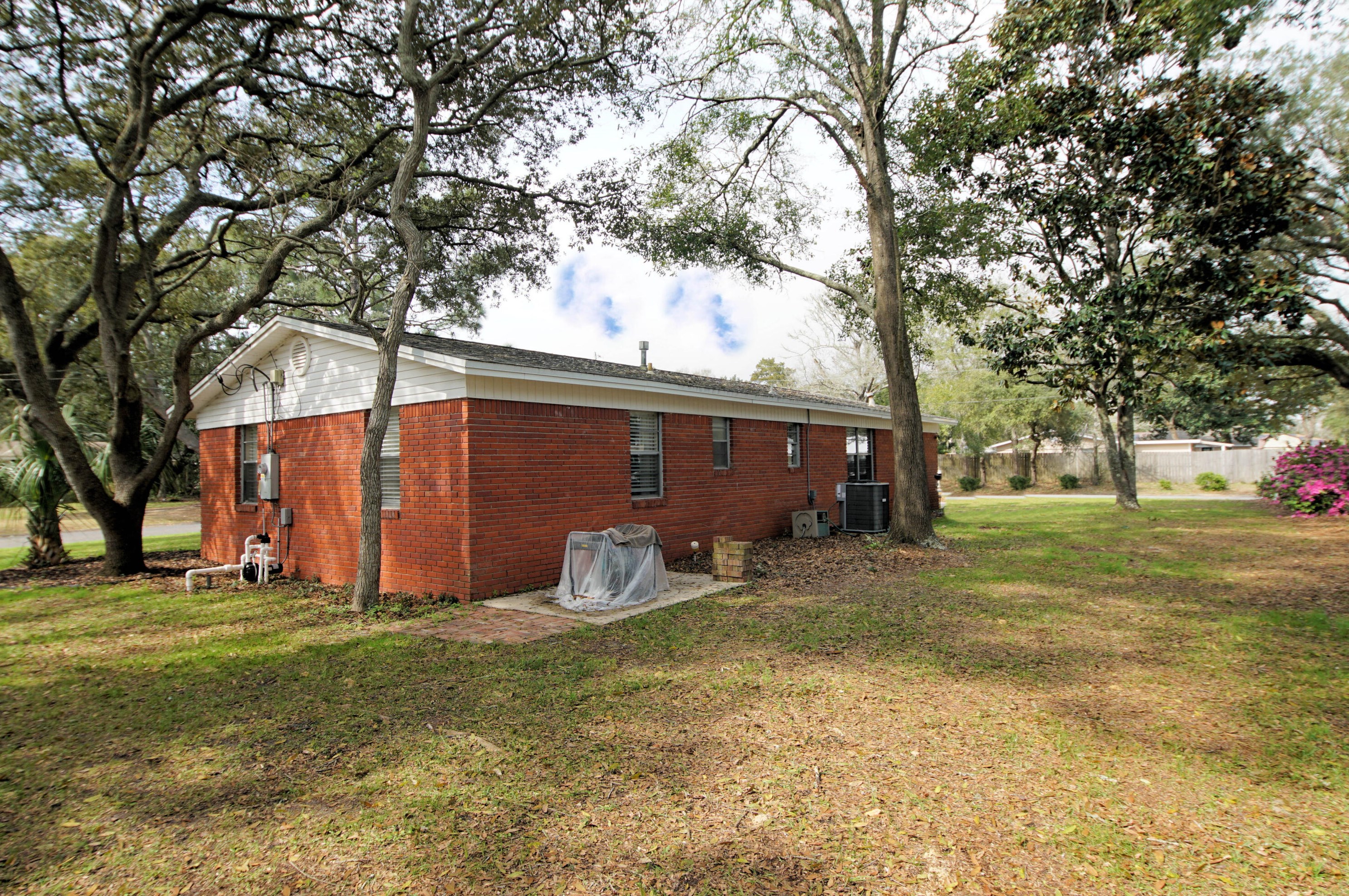 140 Robinwood Dr, Fort Walton Beach FL  32548-4365 exterior