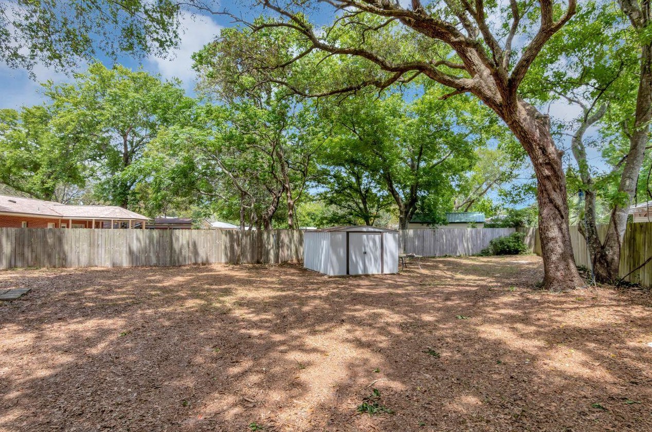 16 Azalea Dr, Mary Esther FL  32569-2054 exterior