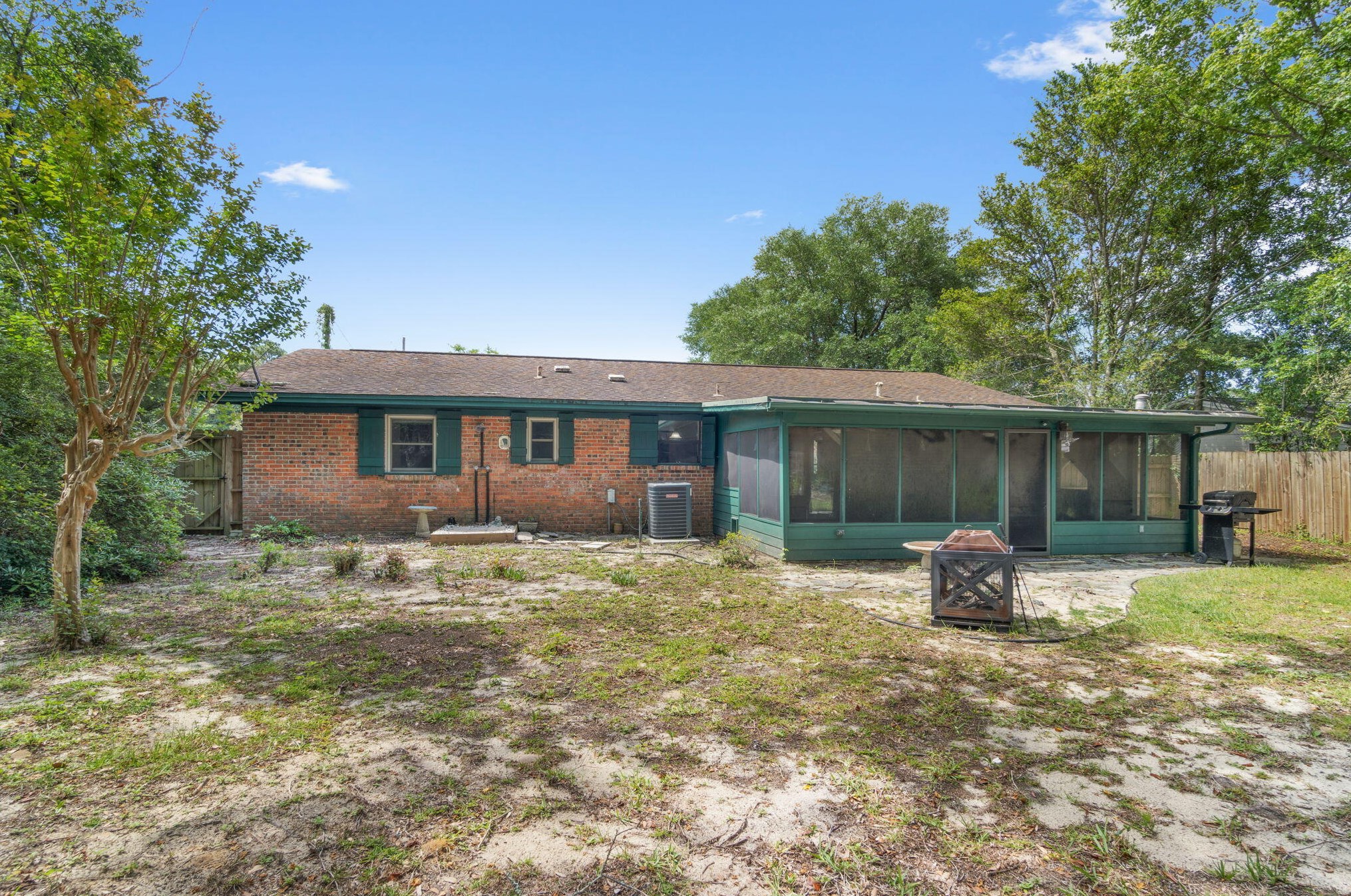 711 Marcia Cir, Mary Esther FL  32569-2014 exterior