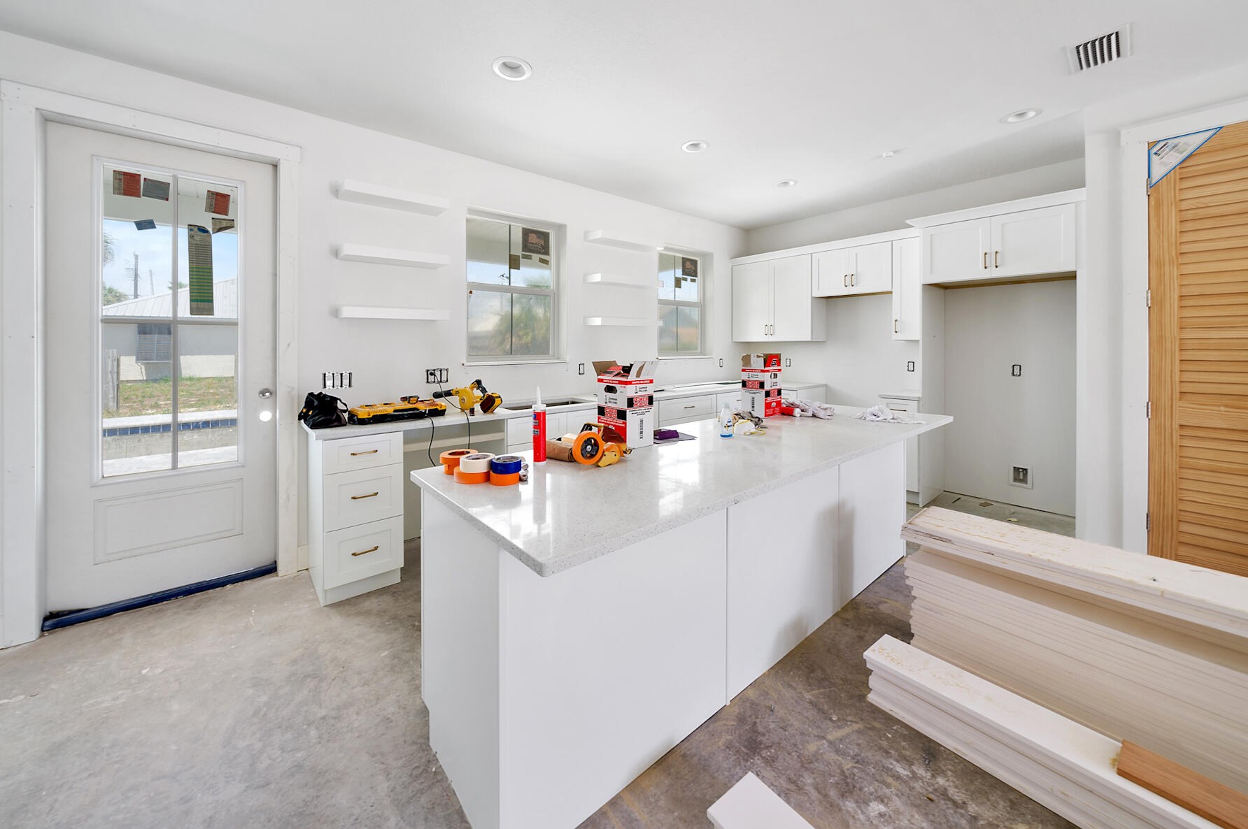 5300 Thomas Dr, Panama City FL 32408-6125 exterior