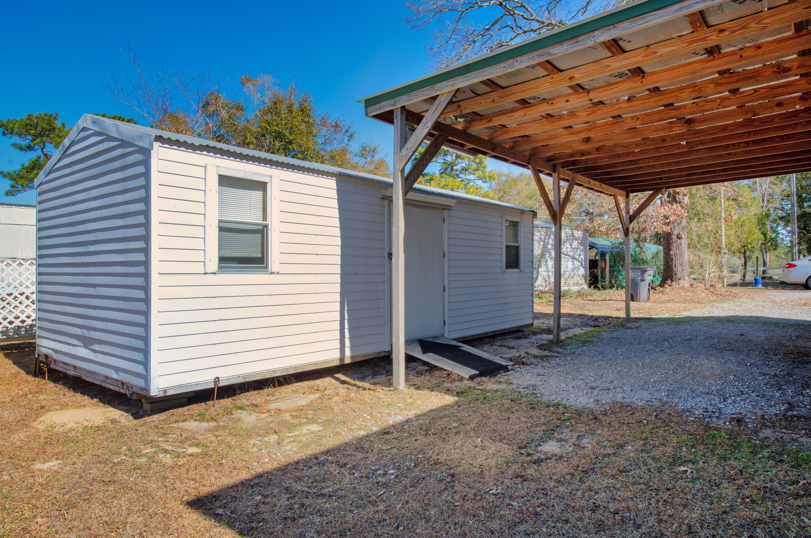 566 Paradise Island Dr, Defuniak Springs FL  32433-7072 exterior