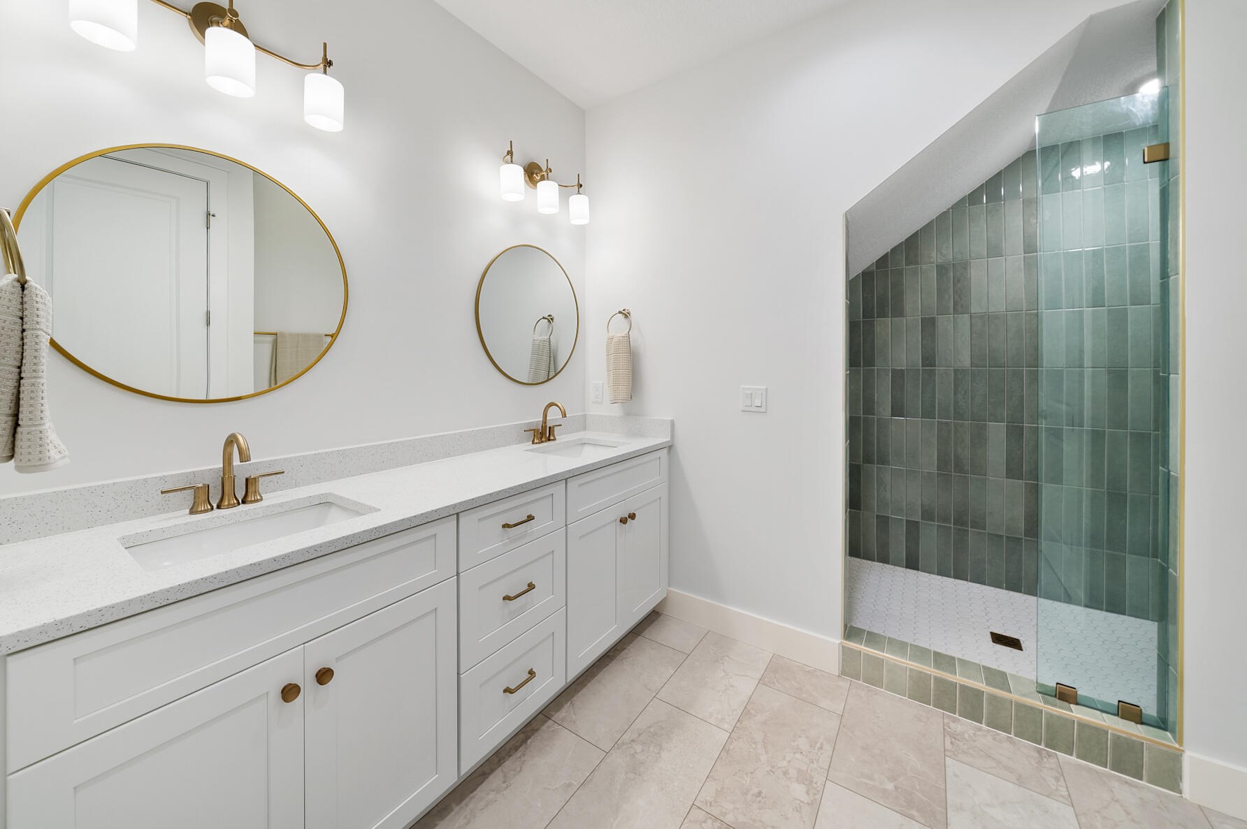 5300 Thomas Dr, Panama City FL 32408-6125 exterior