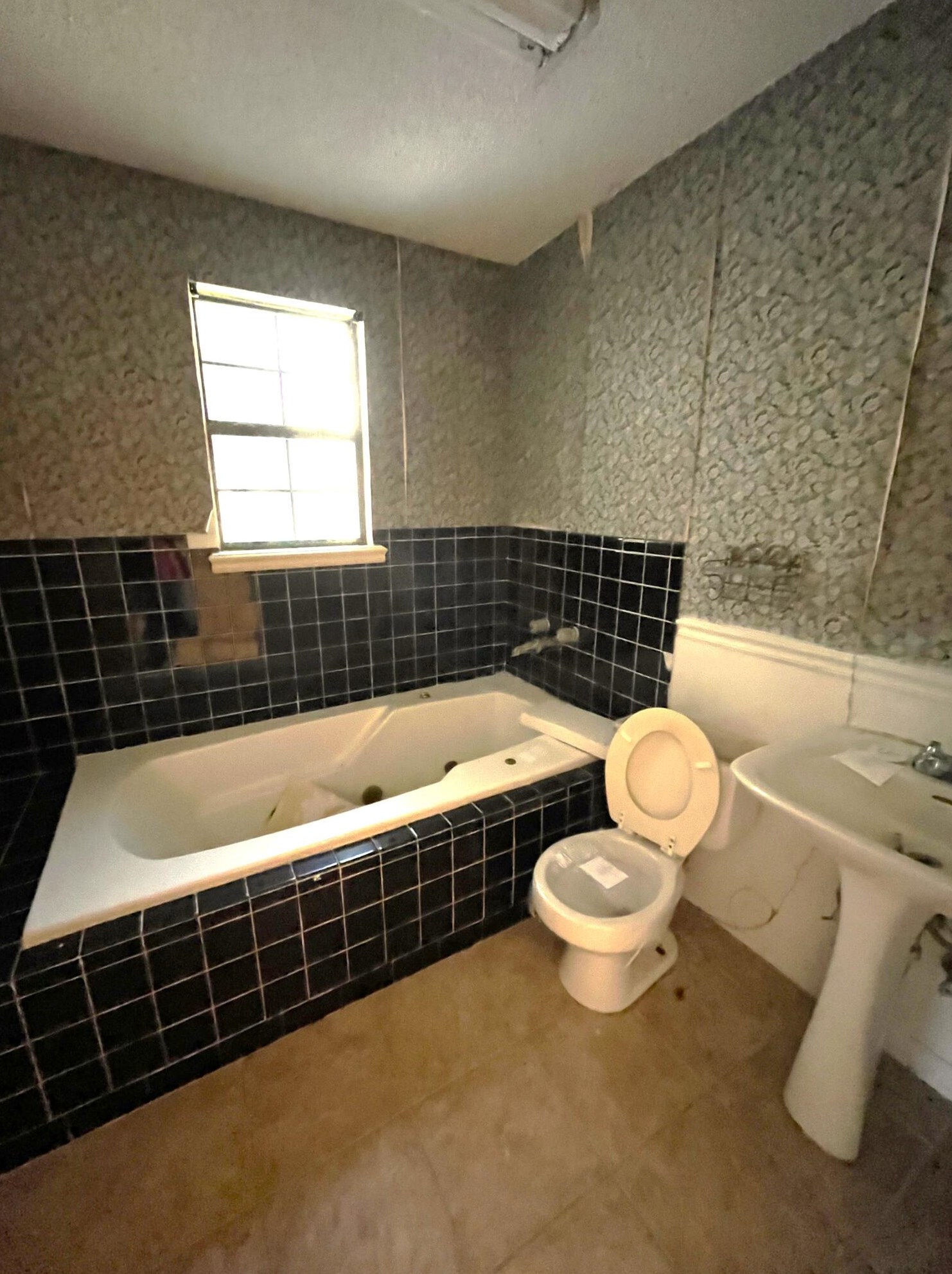 2061 G M C Ln, Crestview FL  32536-8422 exterior