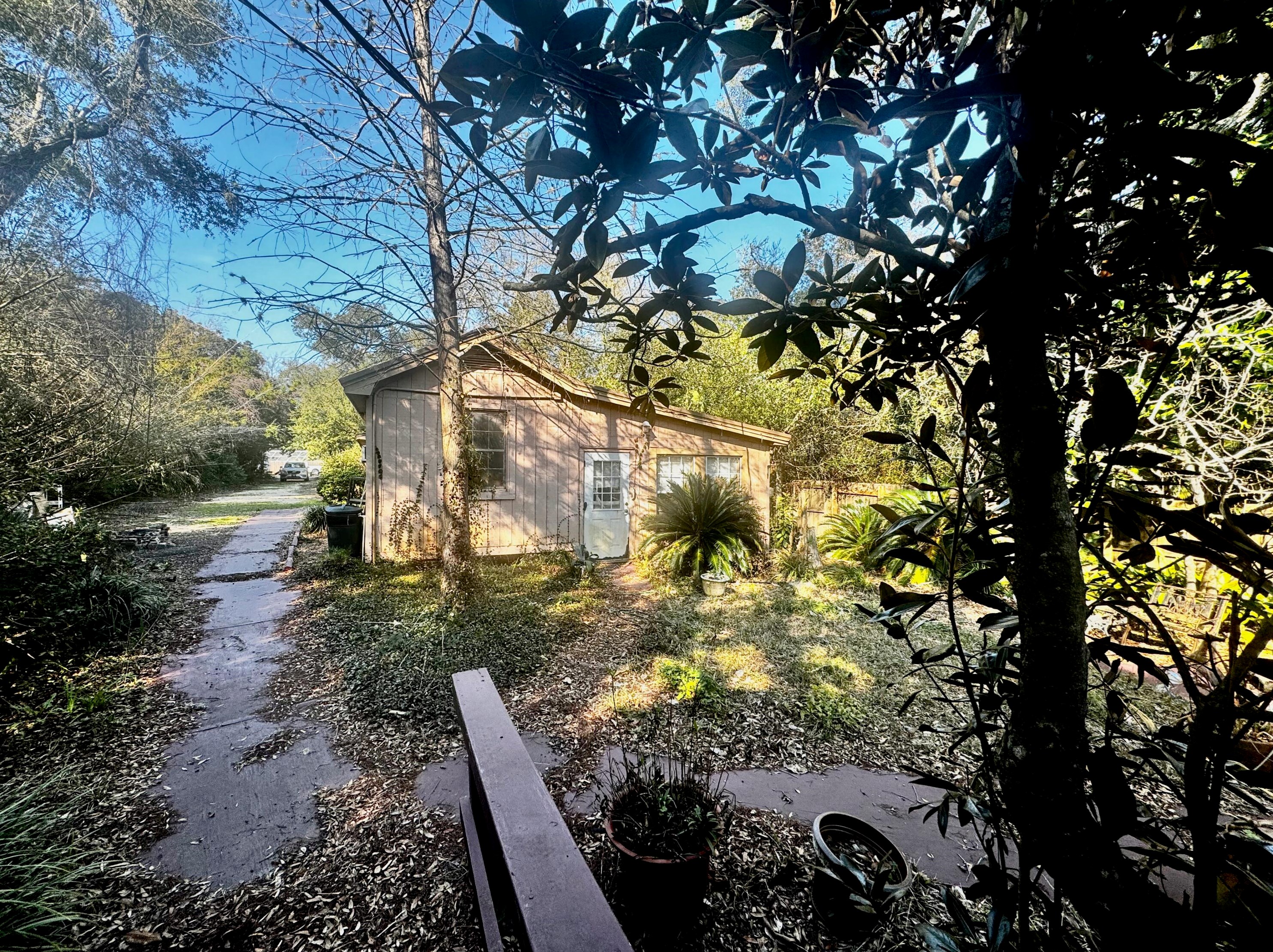325 Miracle Strip Pkwy, Mary Esther FL  32569-1833 exterior