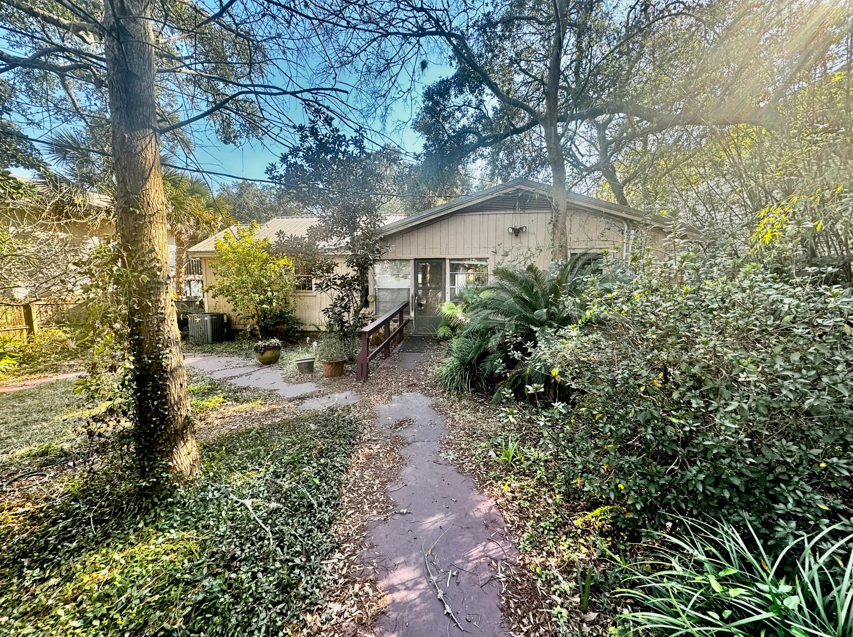 325 Miracle Strip Pkwy, Mary Esther FL  32569-1833 exterior