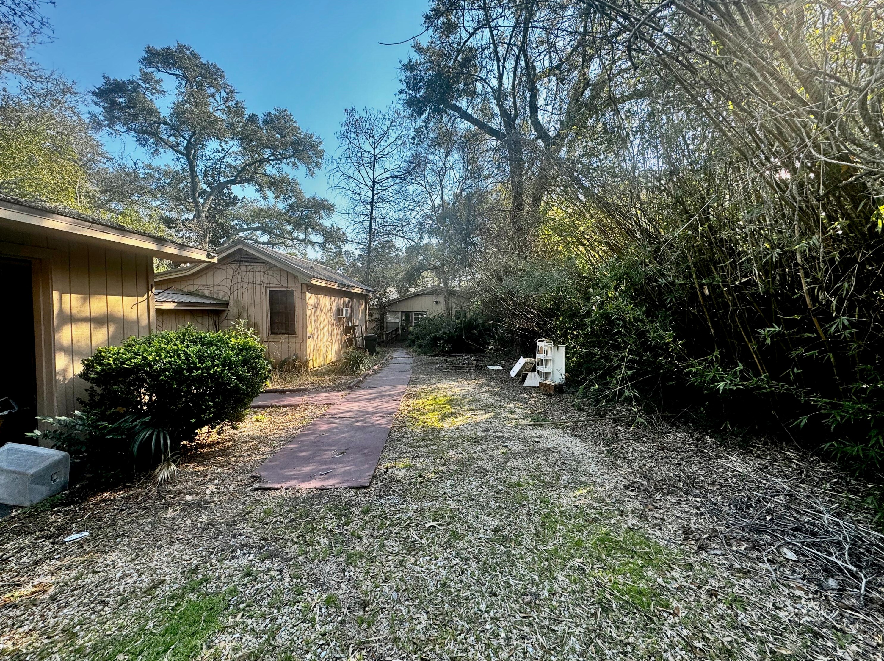 325 Miracle Strip Pkwy, Mary Esther FL  32569-1833 exterior