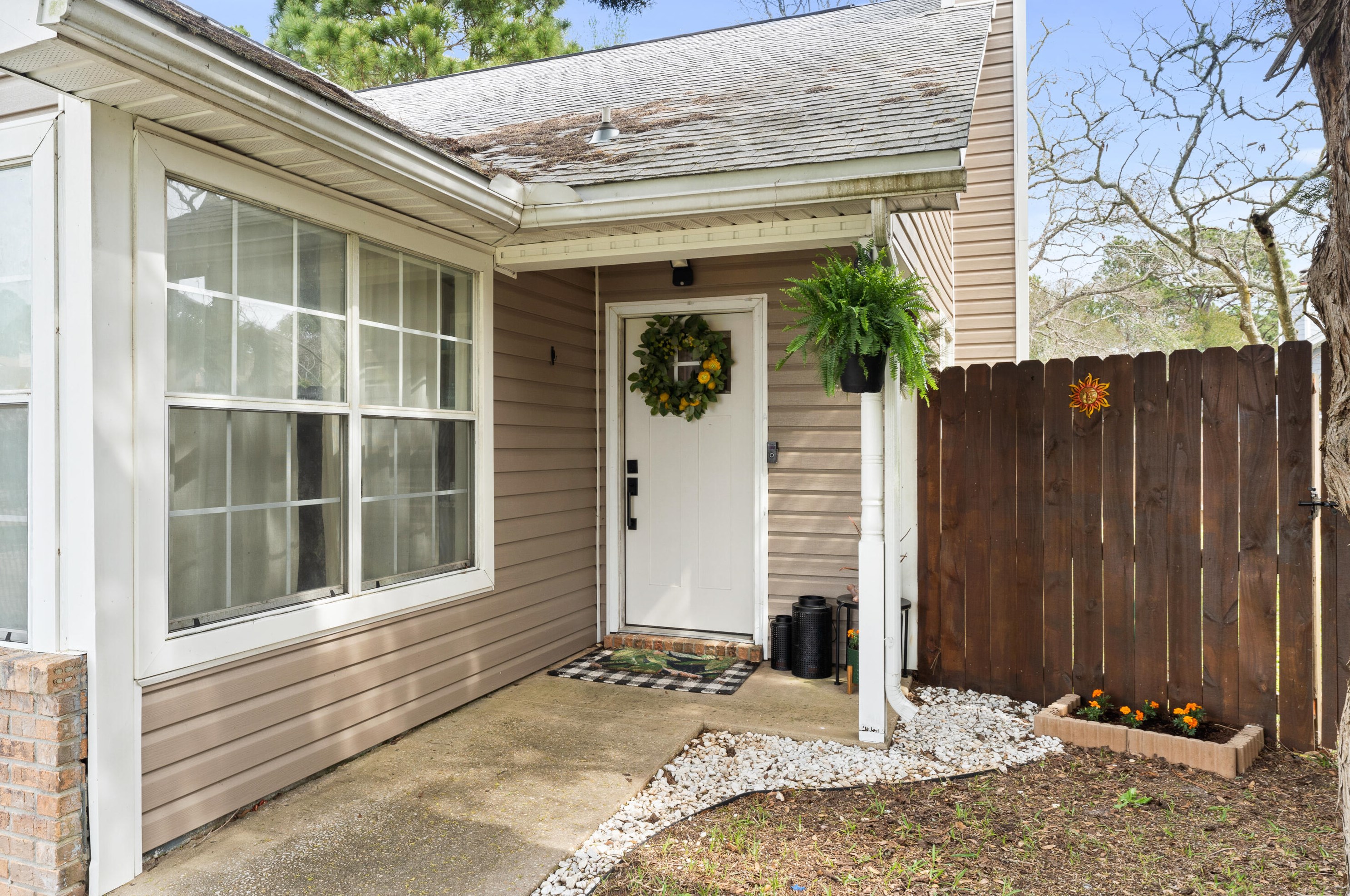 220 Woodland Park Cir, Mary Esther FL  32569-1569 exterior