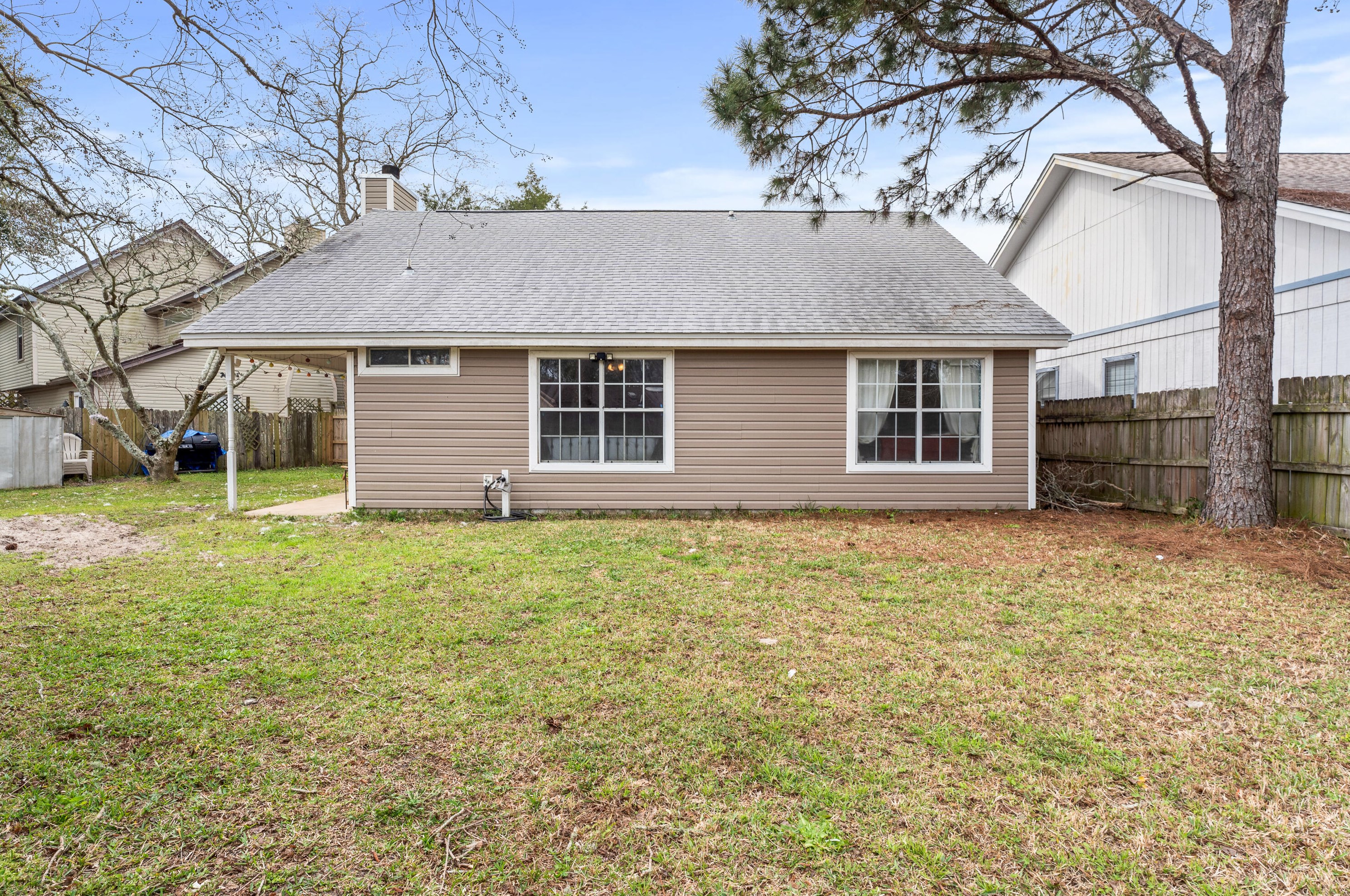 220 Woodland Park Cir, Mary Esther FL  32569-1569 exterior