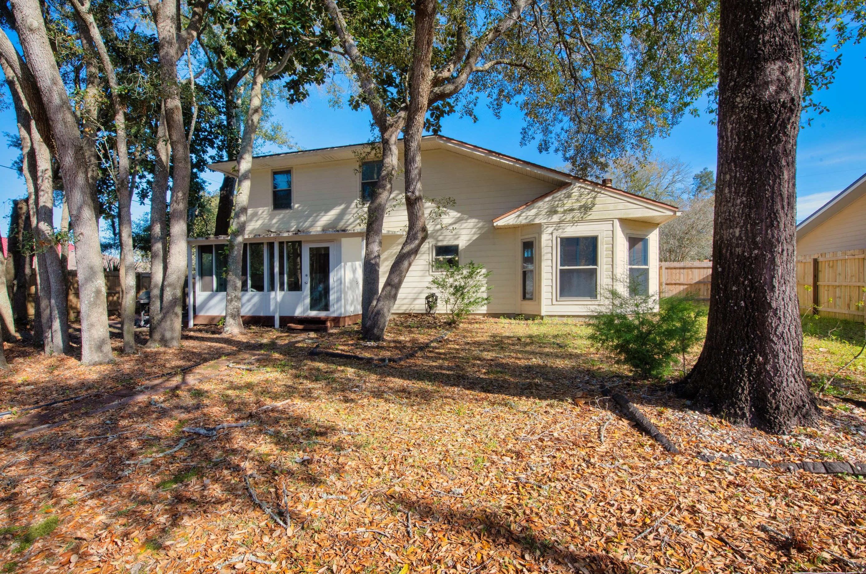 2 Shamrock Dr, Mary Esther FL  32569-1869 exterior