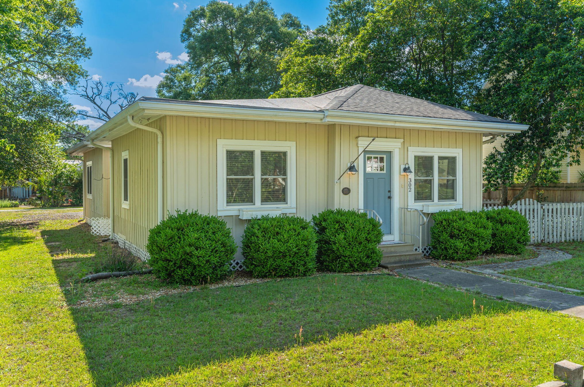 302 Crescent Dr, Defuniak Springs FL  32435-2515 exterior