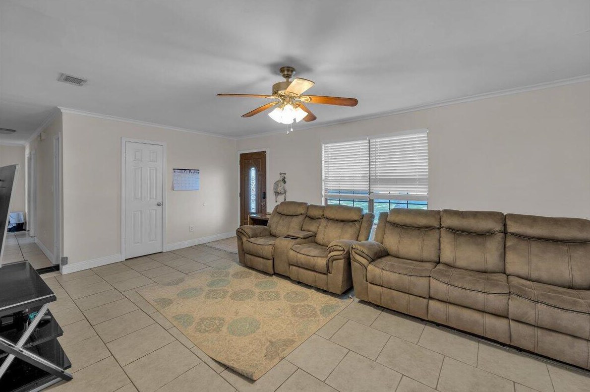 1347 Continental Dr, Pensacola FL 32506-3678 exterior