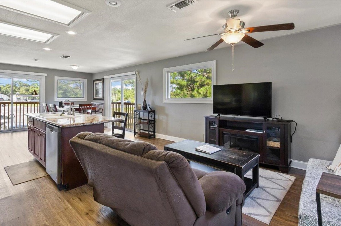 3049 Highway 98, Mary Esther FL  32569-1367 exterior