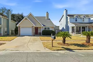 412 Woodland Park Cir, Mary Esther, FL 32569 - Photo 3